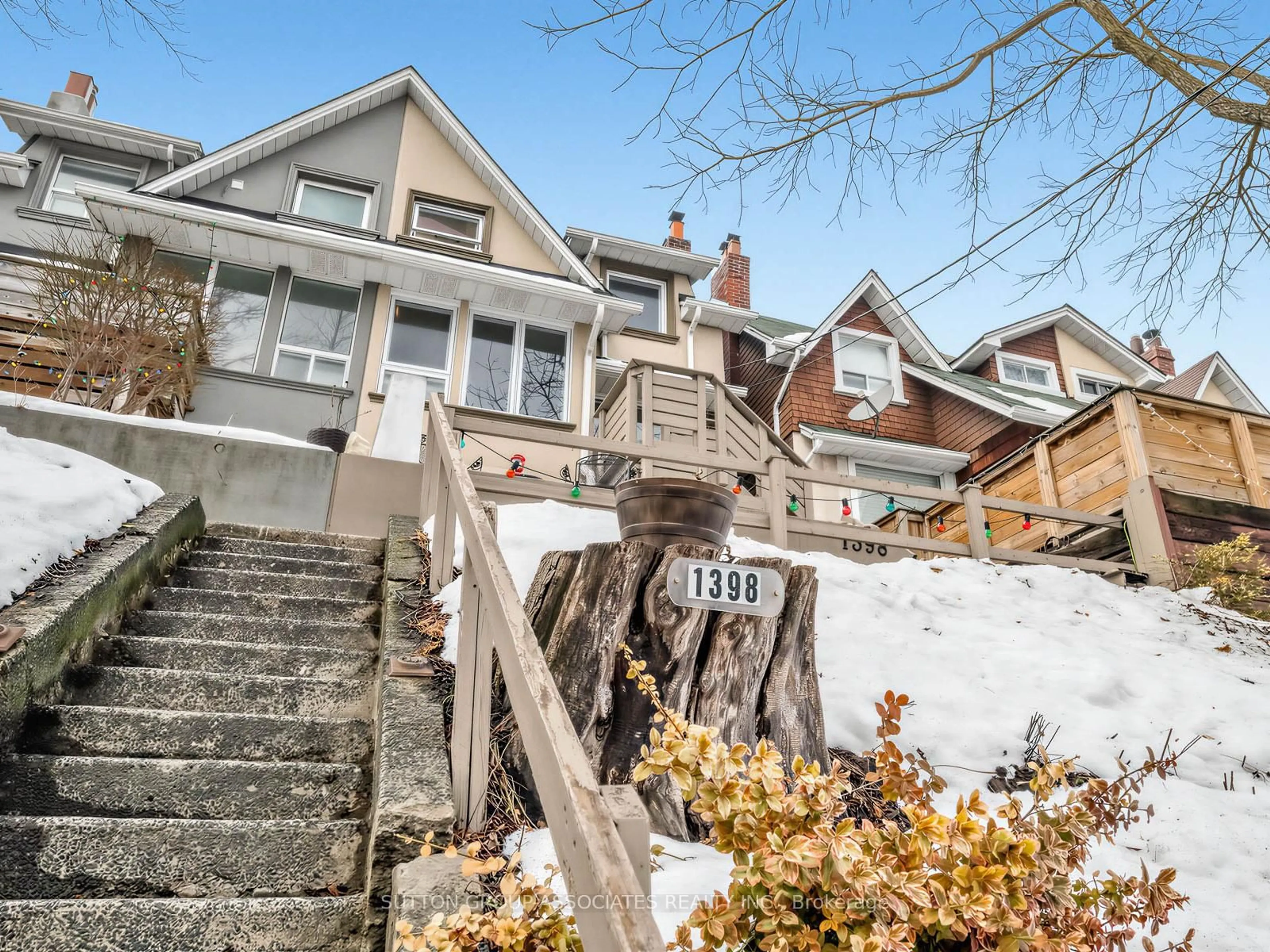 Stairs for 1398 Davenport Rd, Toronto Ontario M6H 2G9