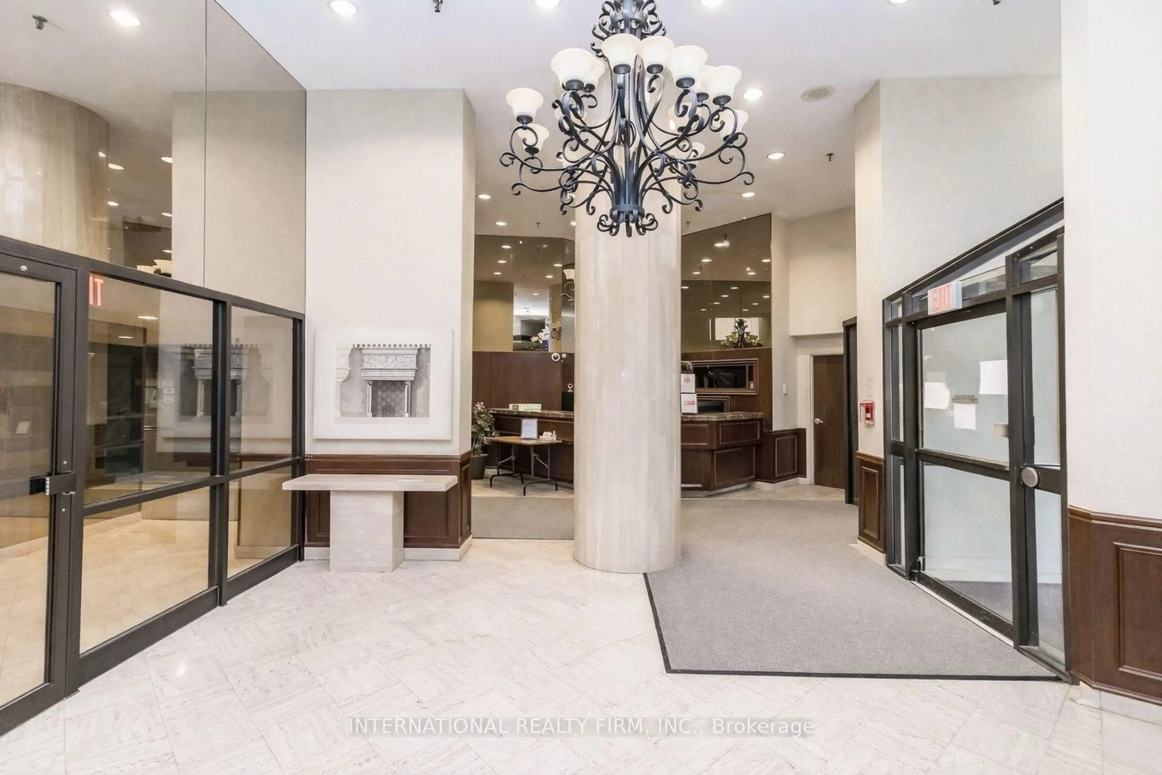 Indoor foyer for 3650 Kaneff Cres #2201, Mississauga Ontario L5A 4A1