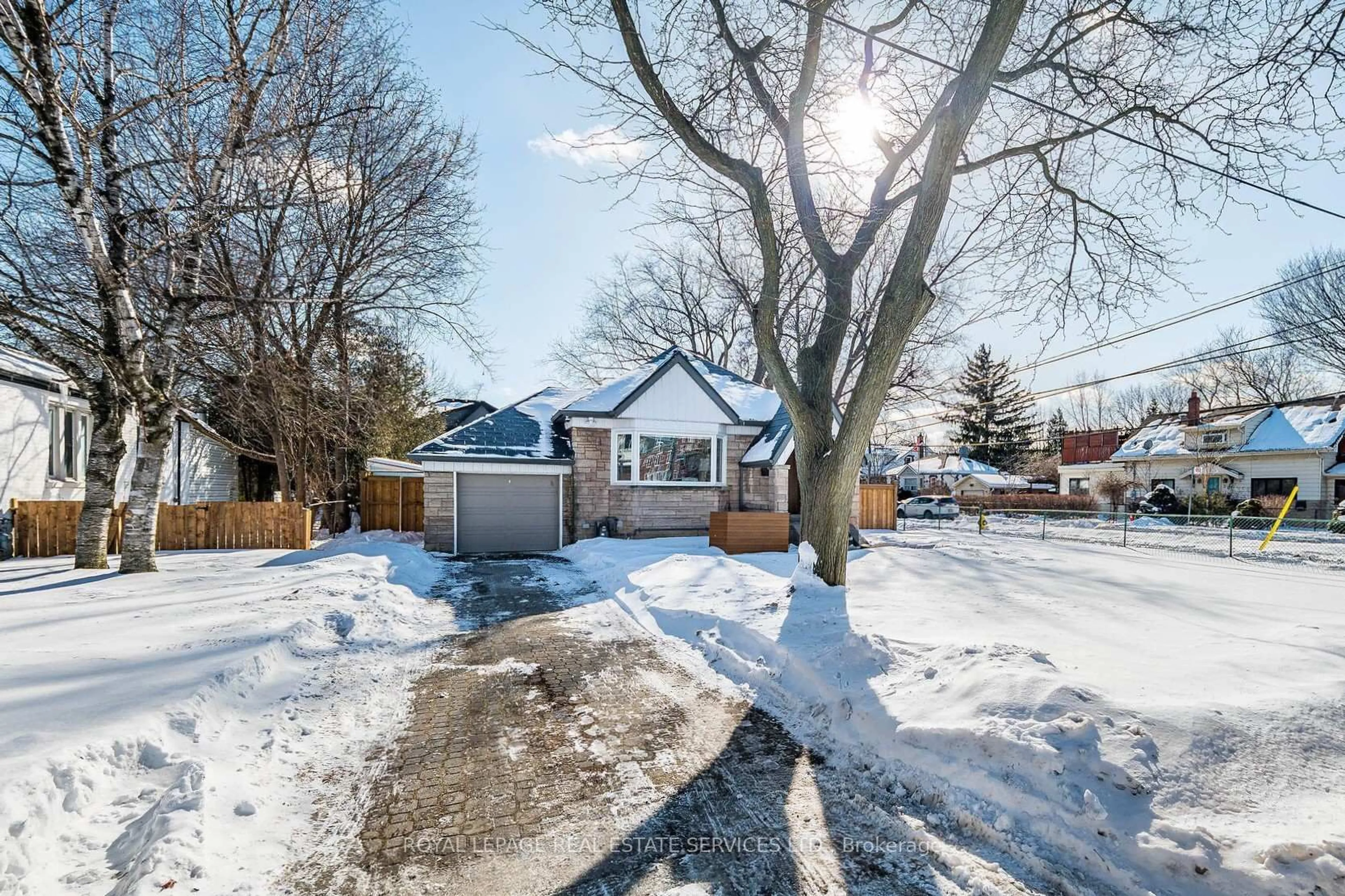 A pic from outside/outdoor area/front of a property/back of a property/a pic from drone, street for 41 Ash Cres, Toronto Ontario M8W 1E4