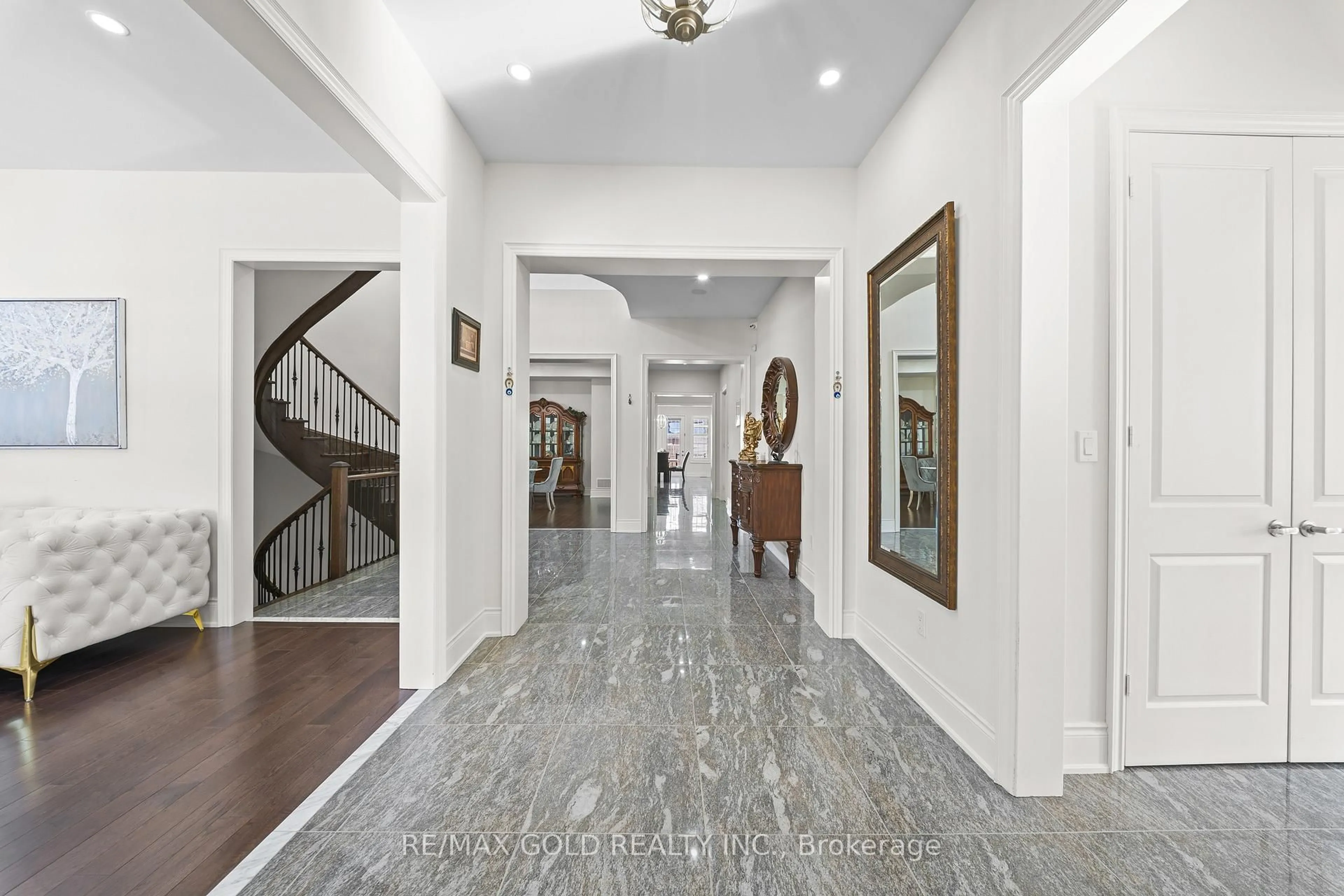 Indoor foyer for 8 Markey Crt, Brampton Ontario L6P 4L1