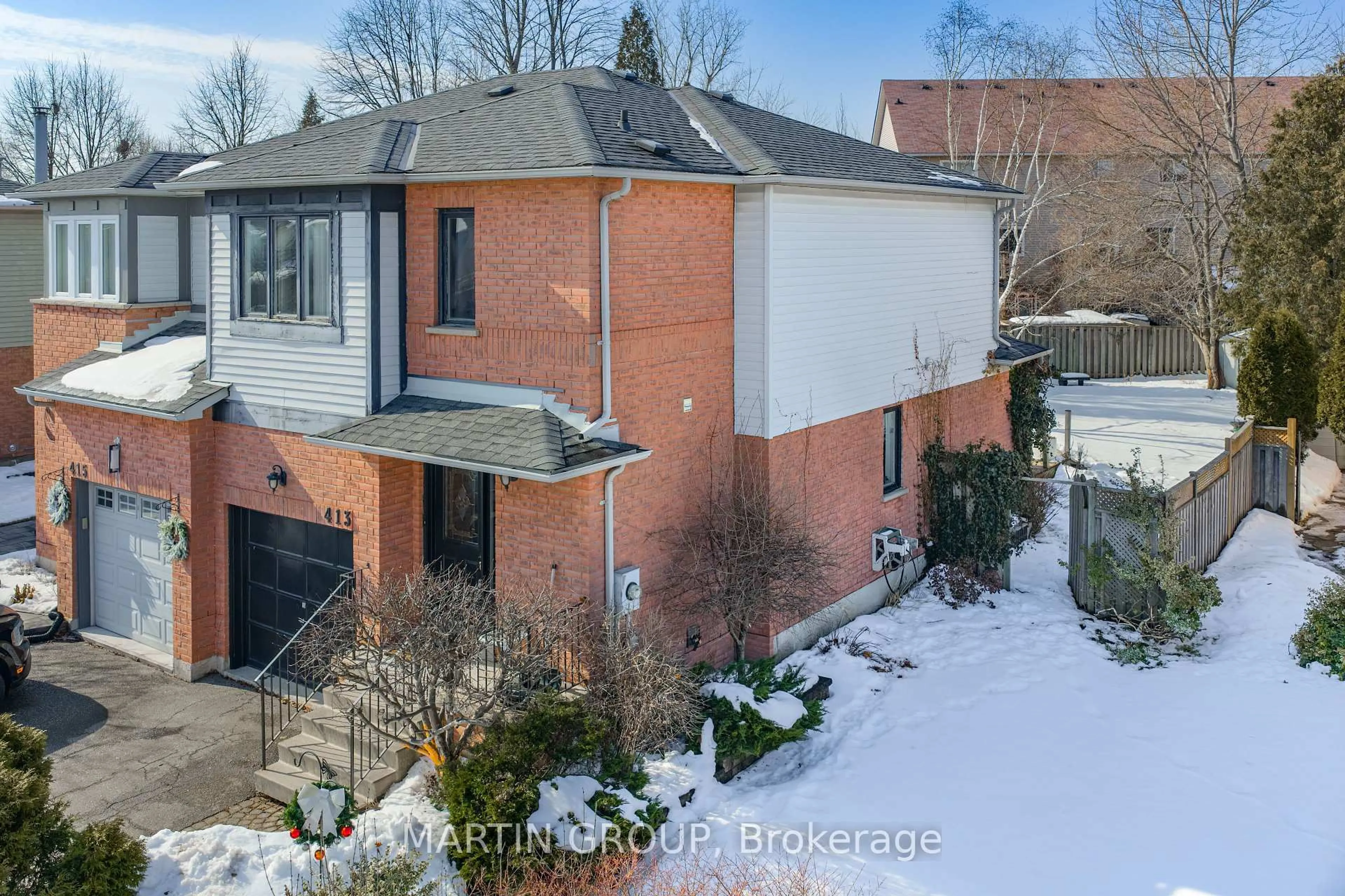 A pic from outside/outdoor area/front of a property/back of a property/a pic from drone, street for 413 Levanna Lane, Oakville Ontario L6H 6B8