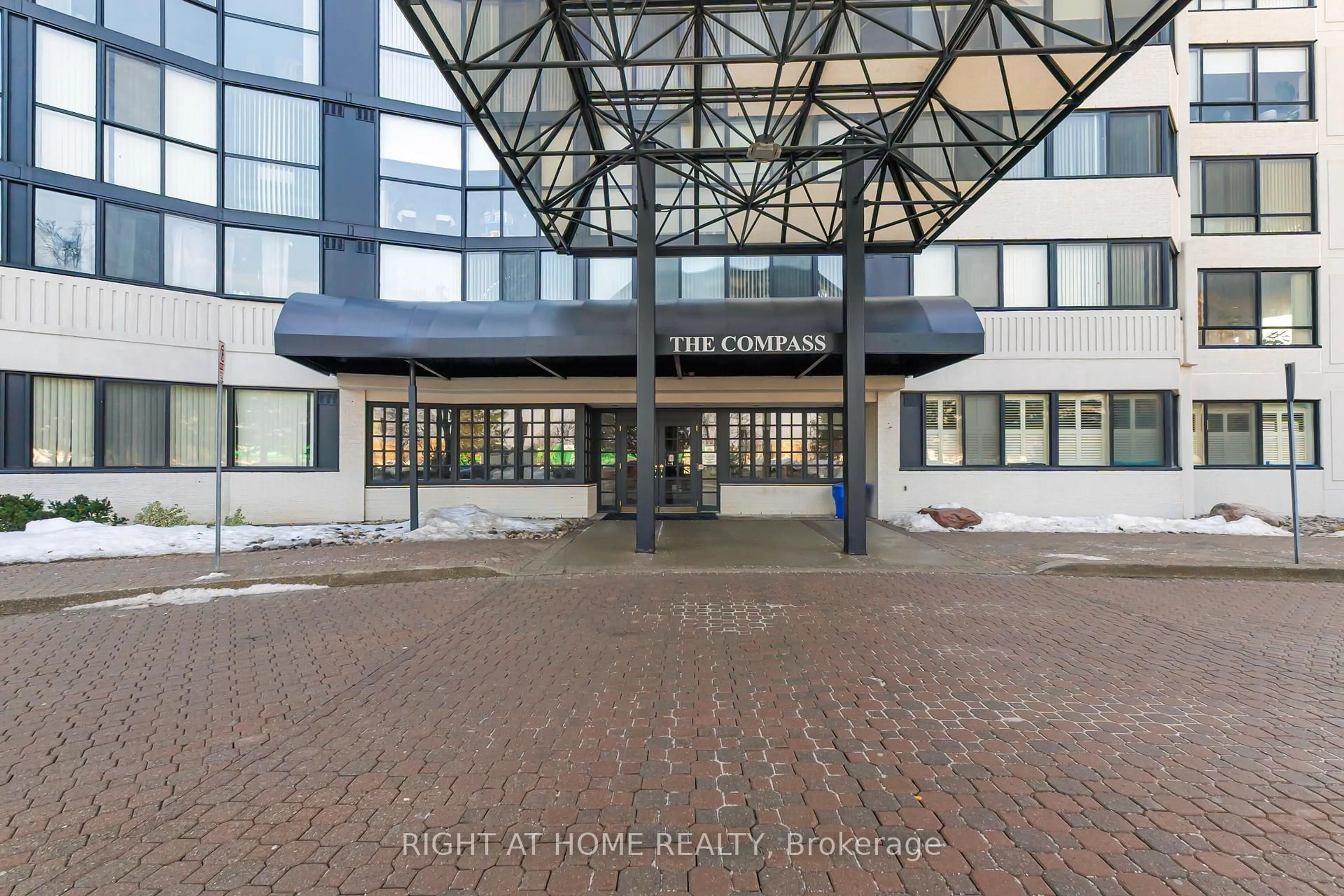Indoor foyer for 1360 Rathburn Rd #1507, Mississauga Ontario L4W 4H4