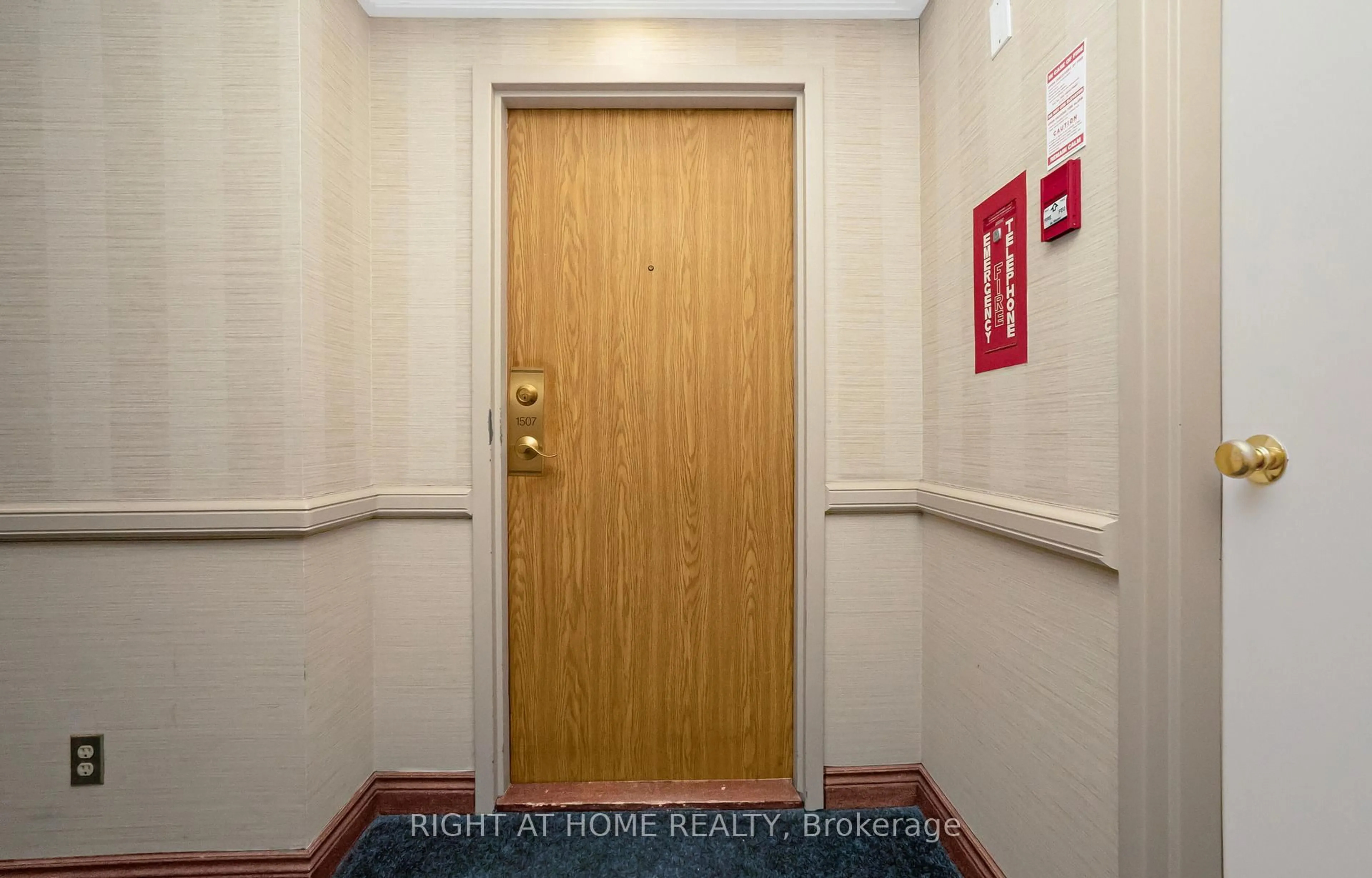 Indoor foyer for 1360 Rathburn Rd #1507, Mississauga Ontario L4W 4H4