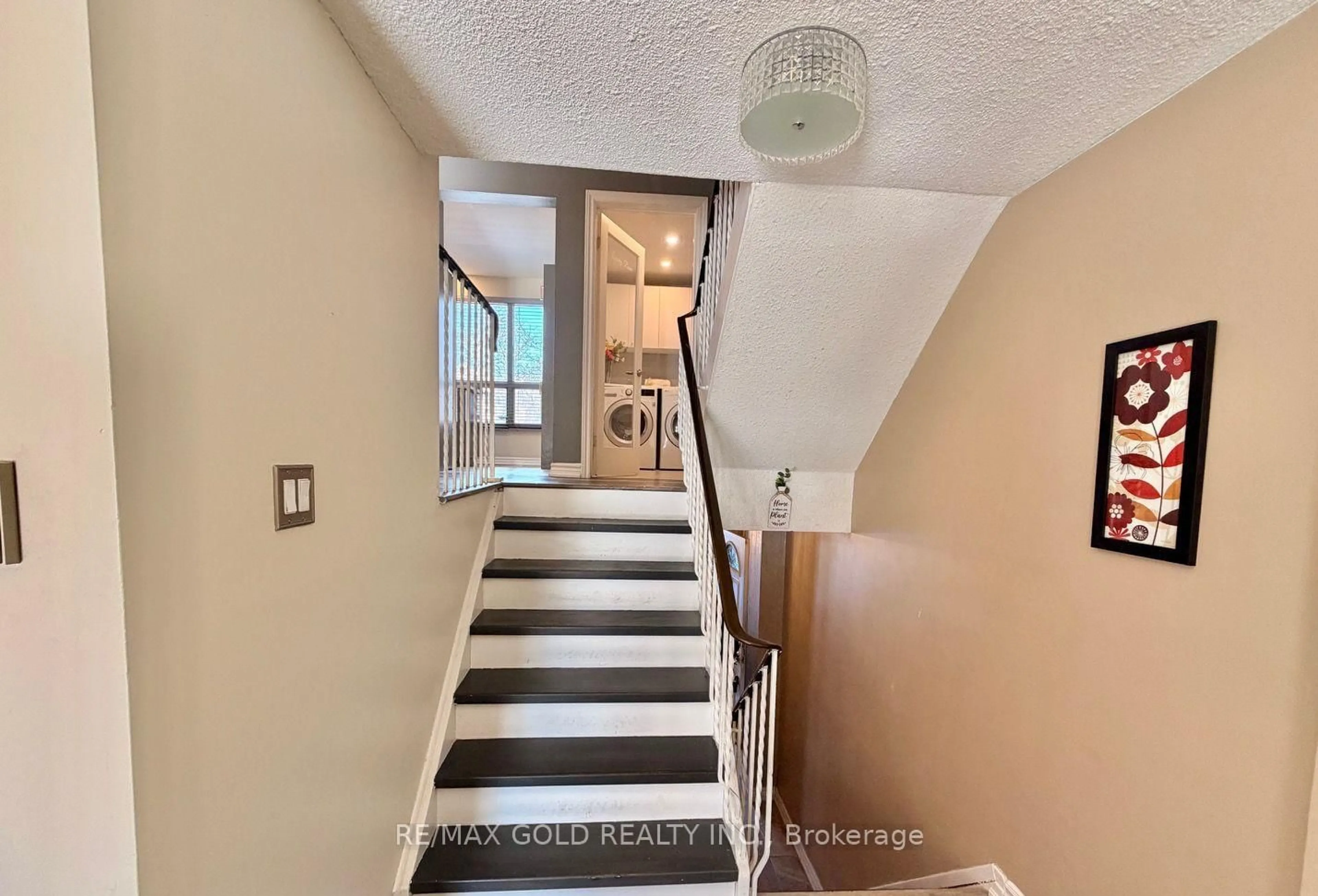 Indoor foyer for 7707 Darcel Ave #26, Mississauga Ontario L4T 3W9