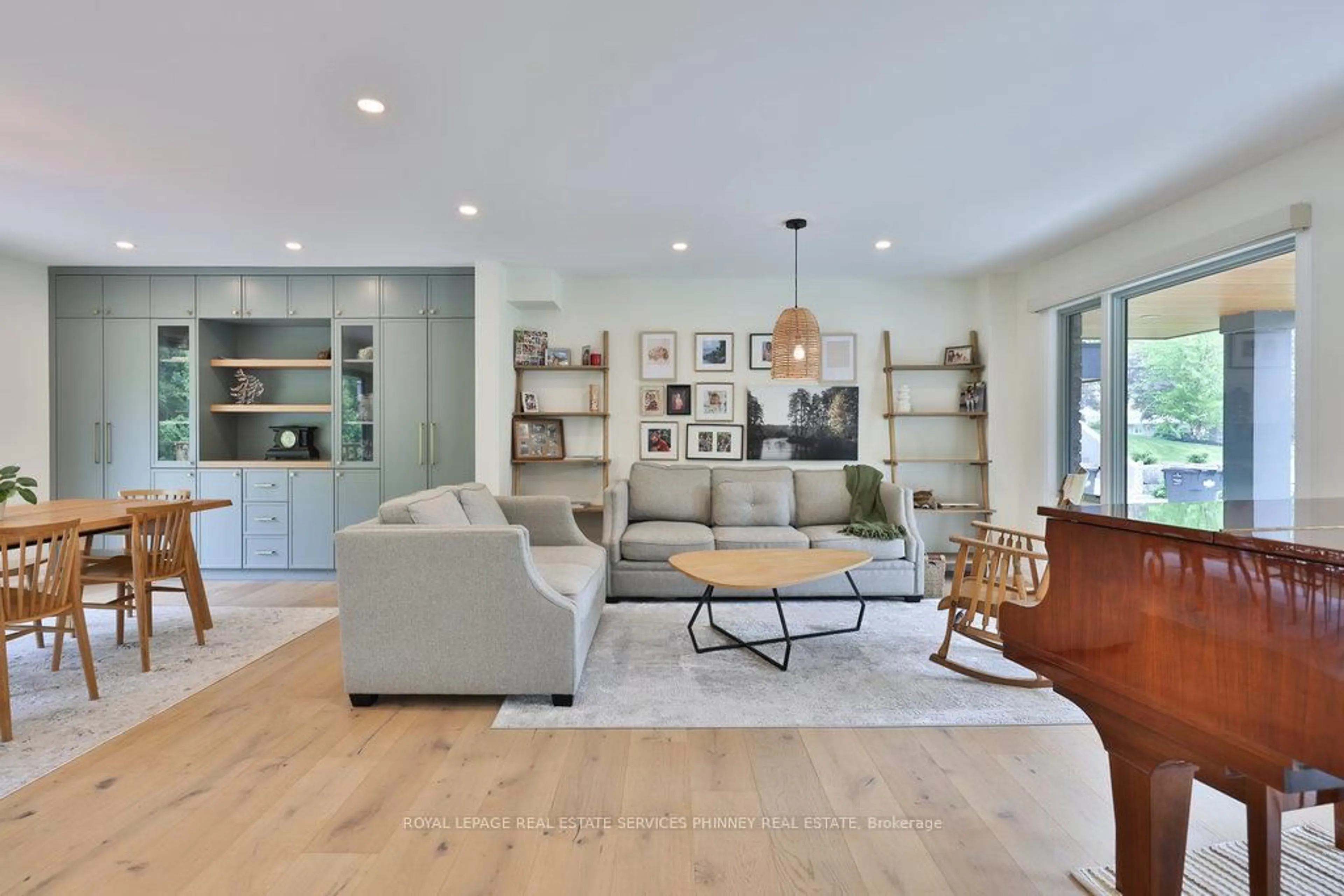 Living room with furniture, wood/laminate floor for 1355 GATEHOUSE Dr, Mississauga Ontario L5H 1A6