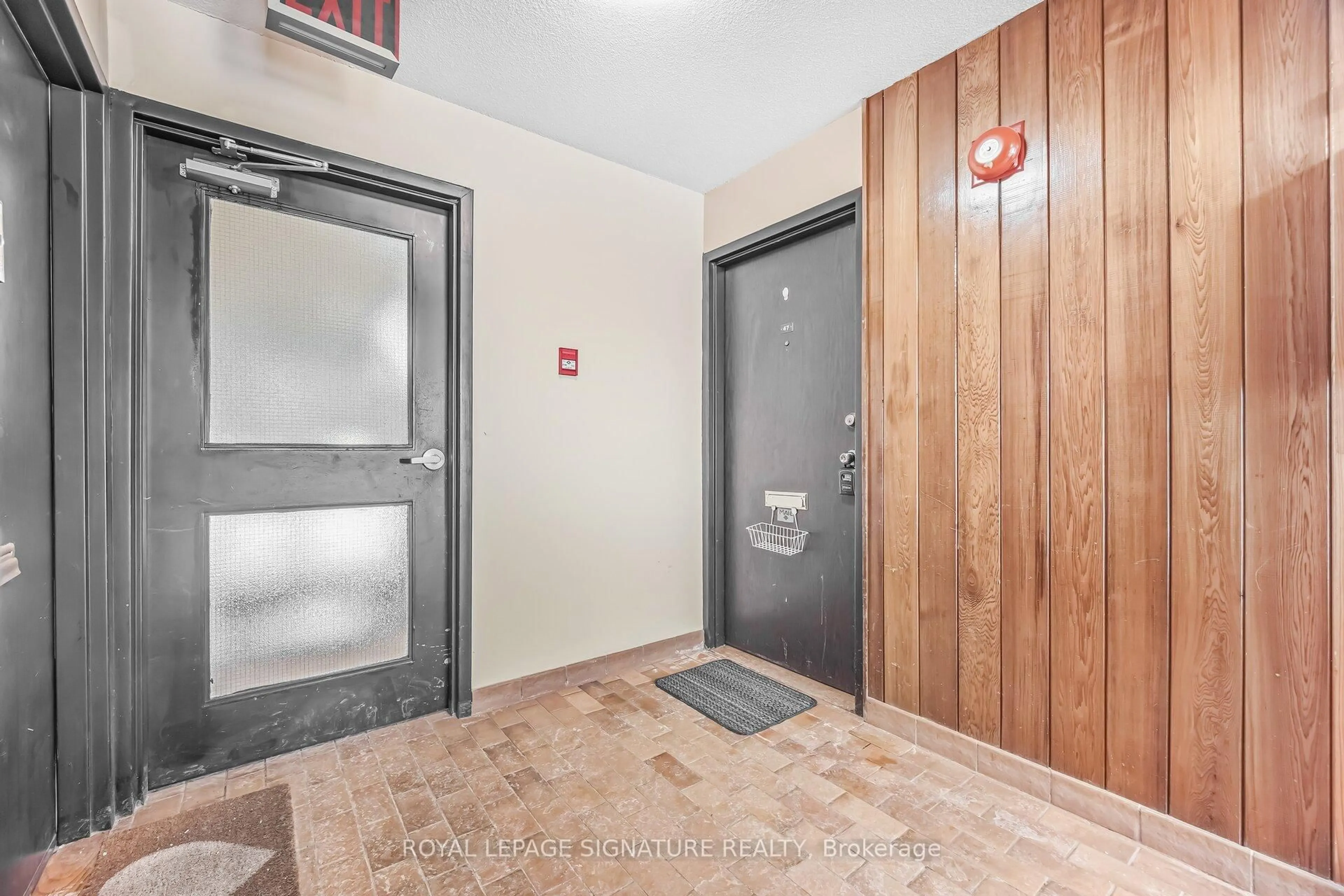Indoor foyer for 2035 South Millway #47, Mississauga Ontario L5L 1R7
