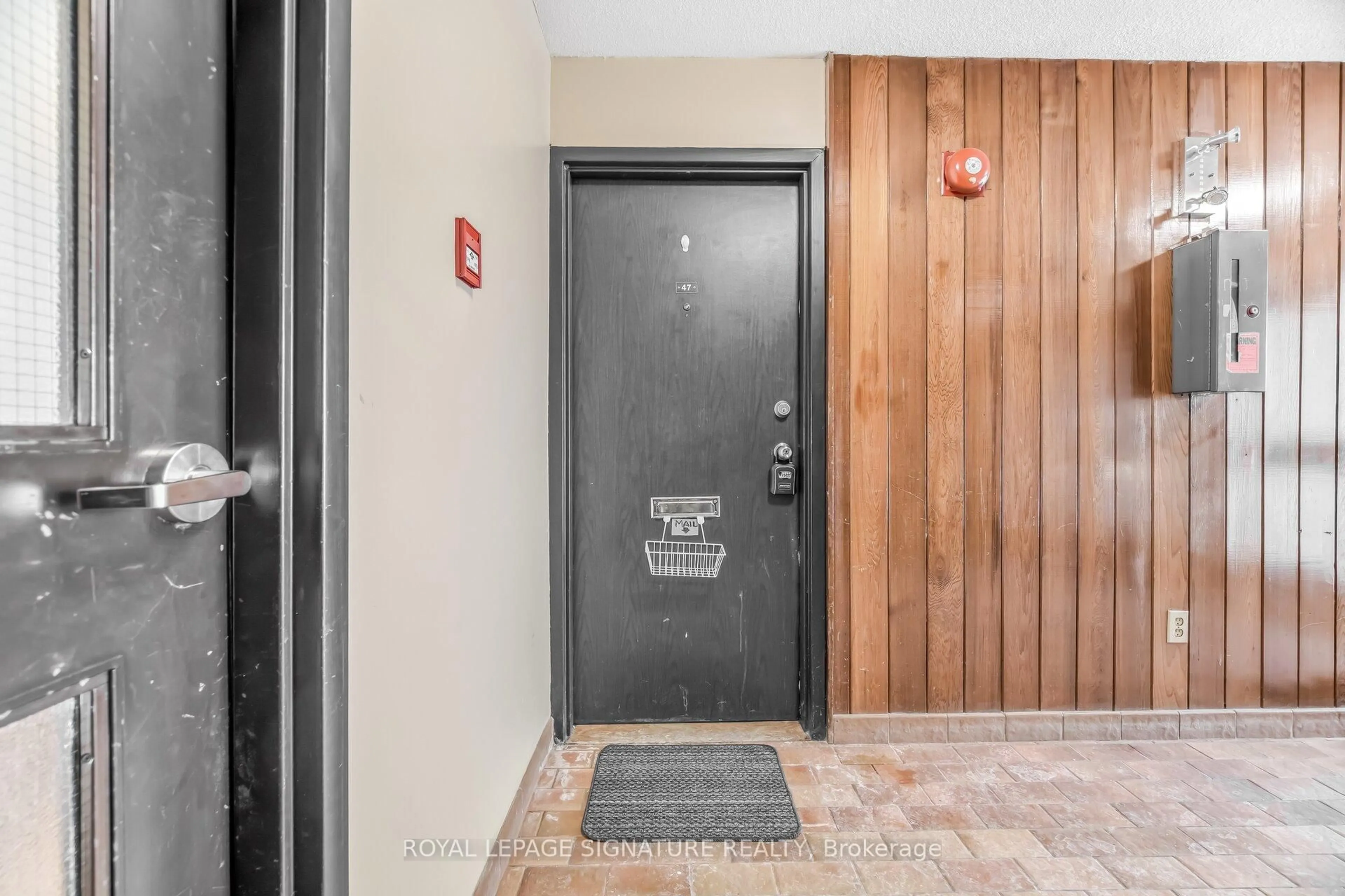 Indoor entryway for 2035 South Millway #47, Mississauga Ontario L5L 1R7