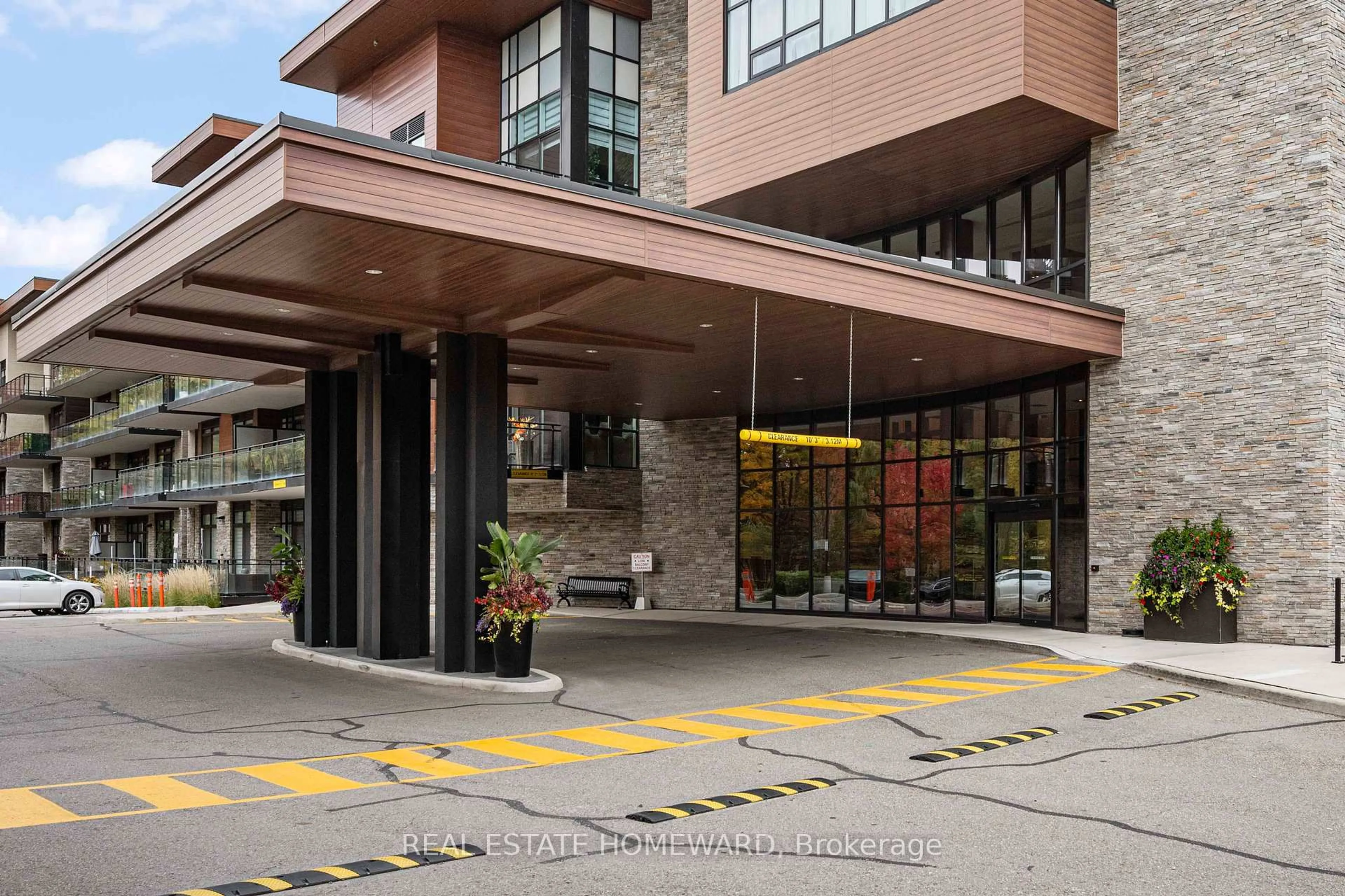 Indoor foyer for 1575 Lakeshore Rd #108, Mississauga Ontario L5J 0B1