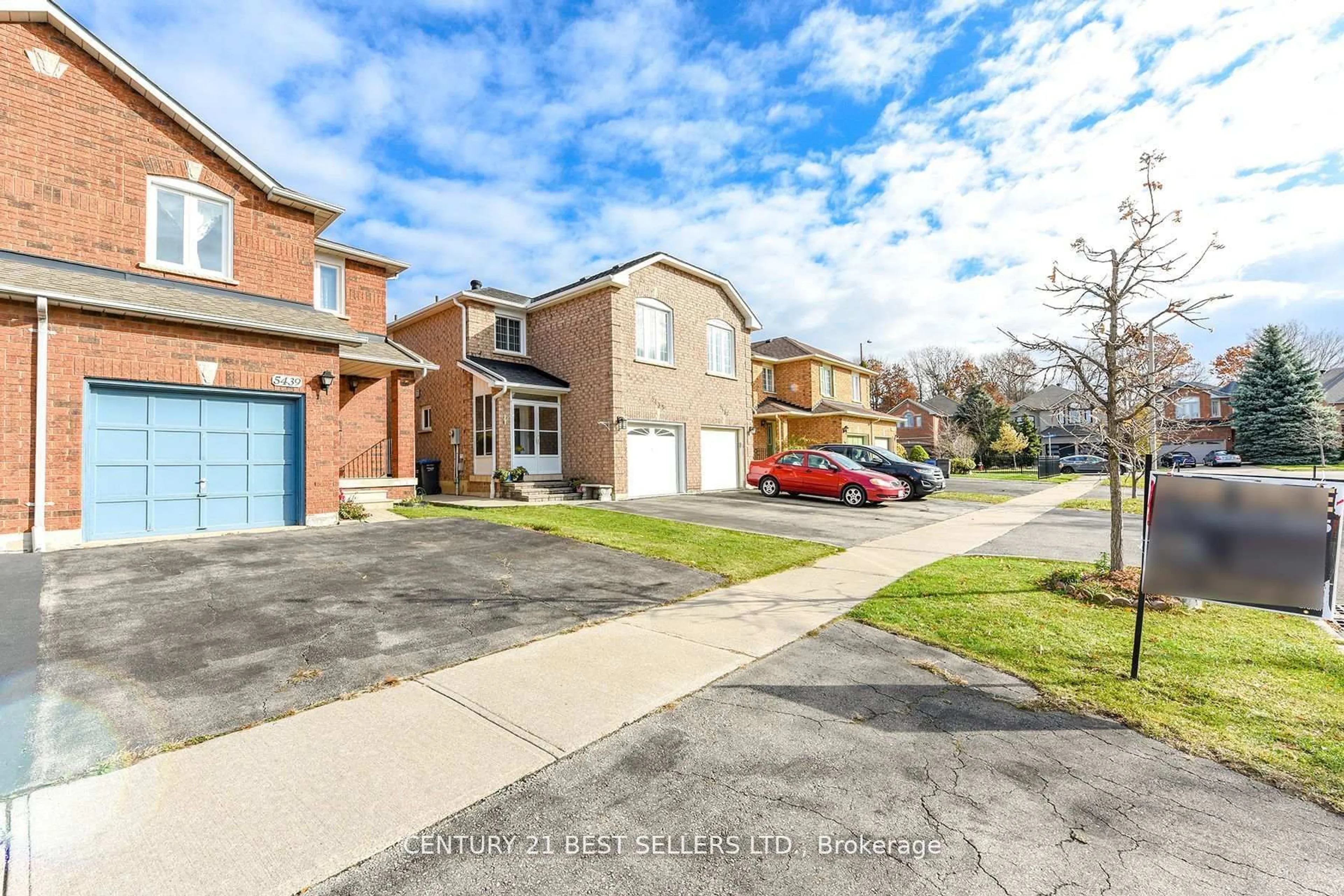 A pic from outside/outdoor area/front of a property/back of a property/a pic from drone, street for 5439 Antrex Cres, Mississauga Ontario L4Z 3T7