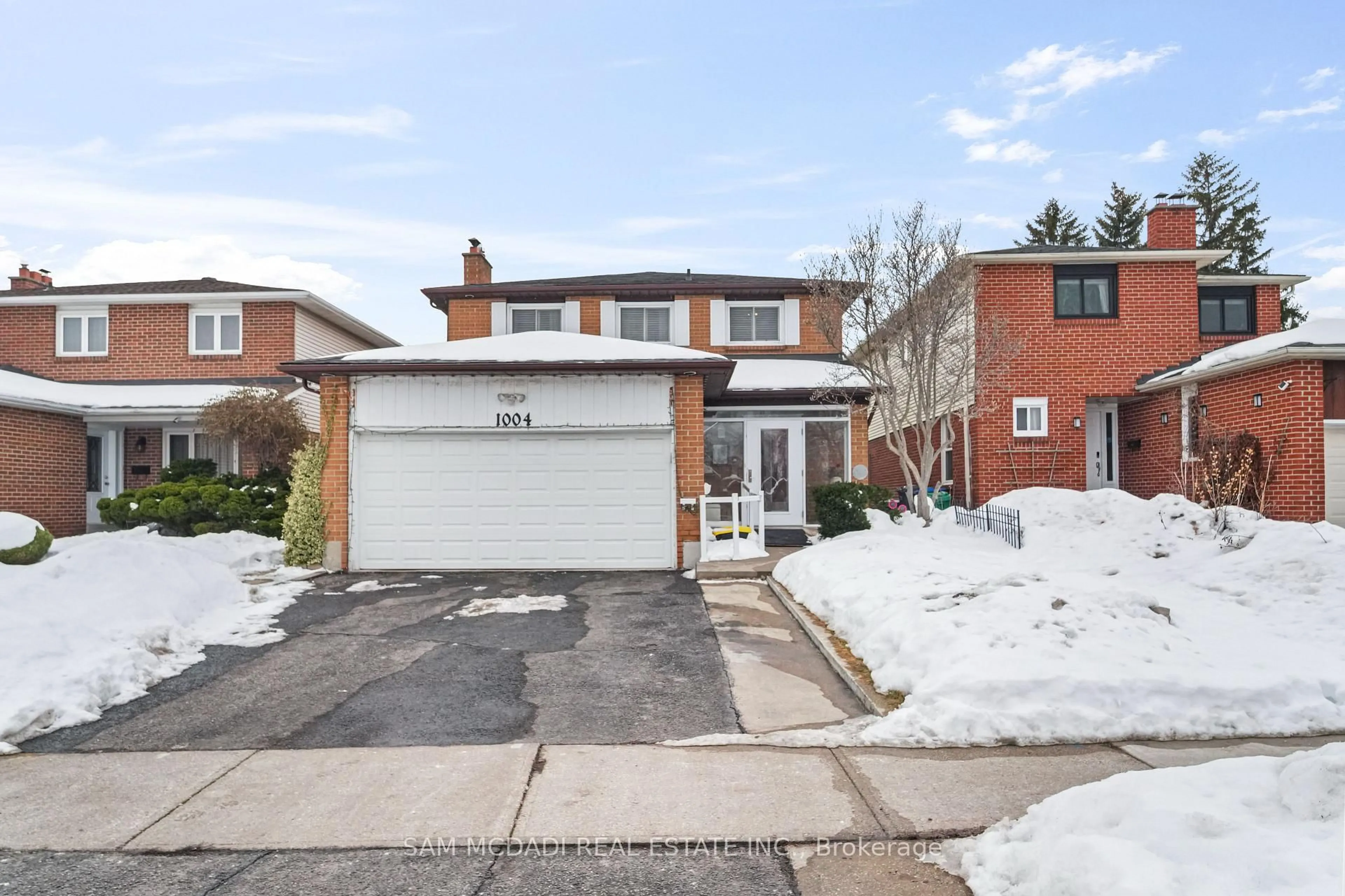 Home with brick exterior material, street for 1004 Queensbridge Dr, Mississauga Ontario L5C 3R1
