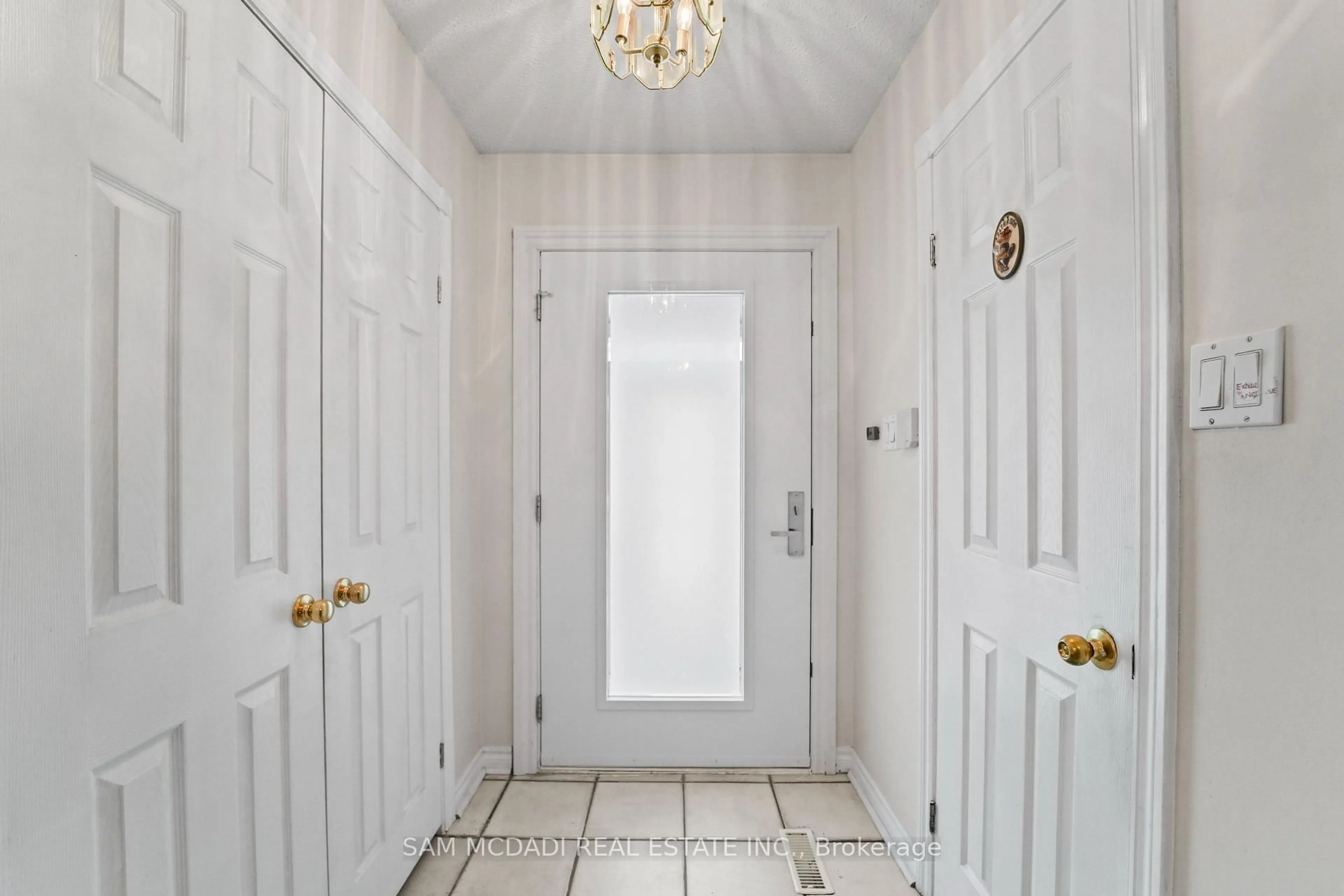 Indoor entryway for 1004 Queensbridge Dr, Mississauga Ontario L5C 3R1