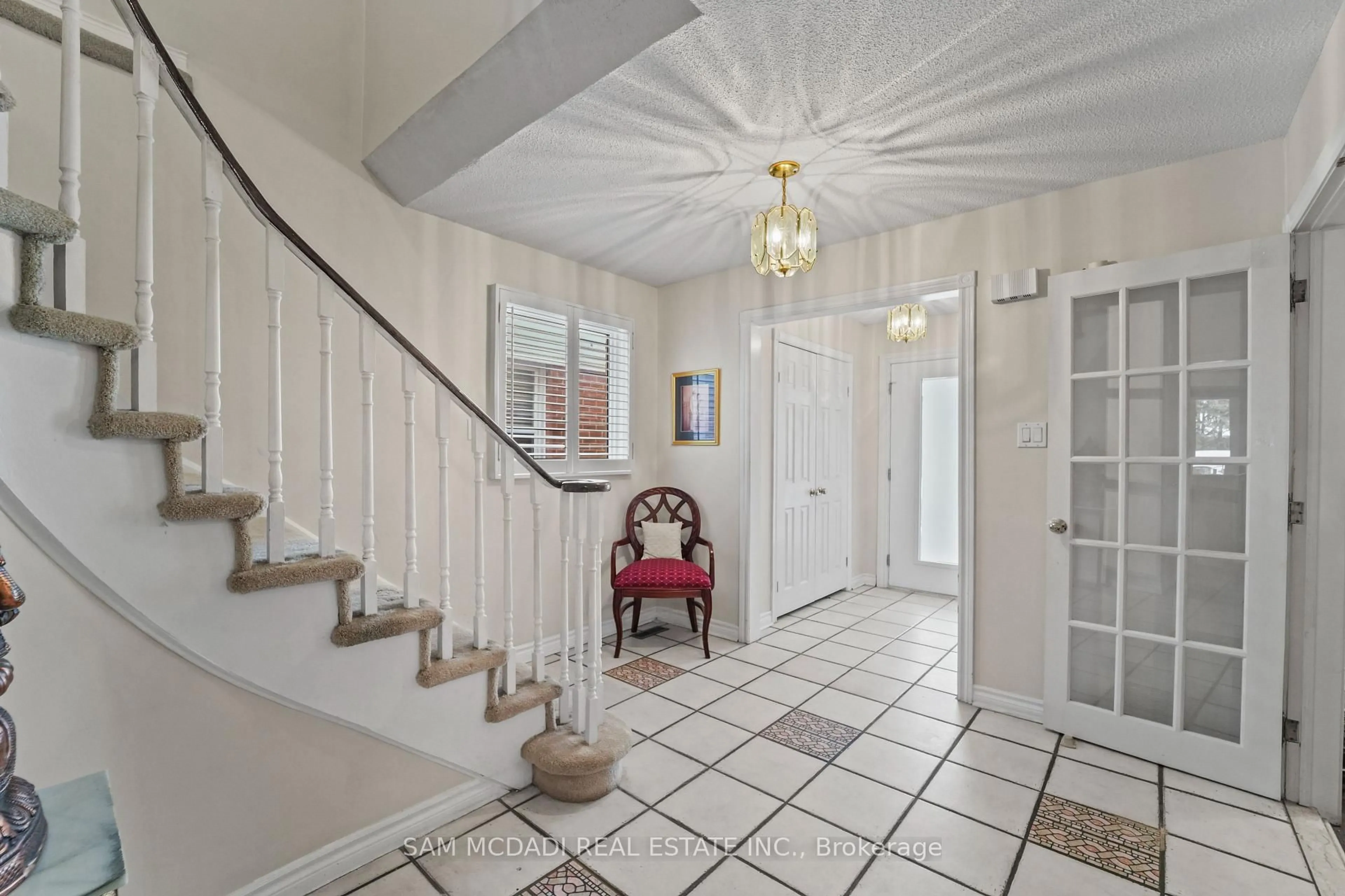 Indoor foyer for 1004 Queensbridge Dr, Mississauga Ontario L5C 3R1