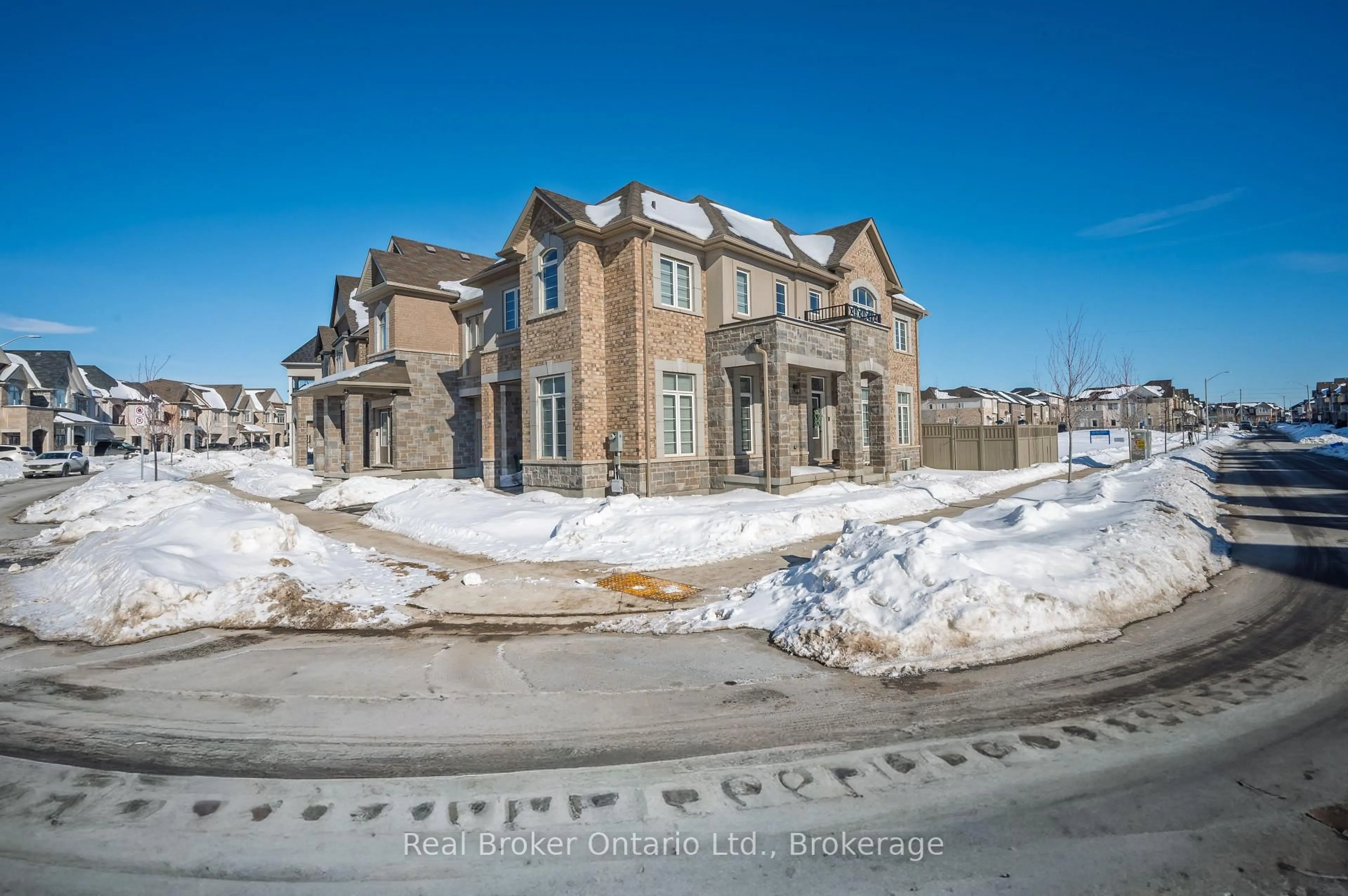 A pic from outside/outdoor area/front of a property/back of a property/a pic from drone, street for 3131 Goodyear Rd, Burlington Ontario L7M 0Z9