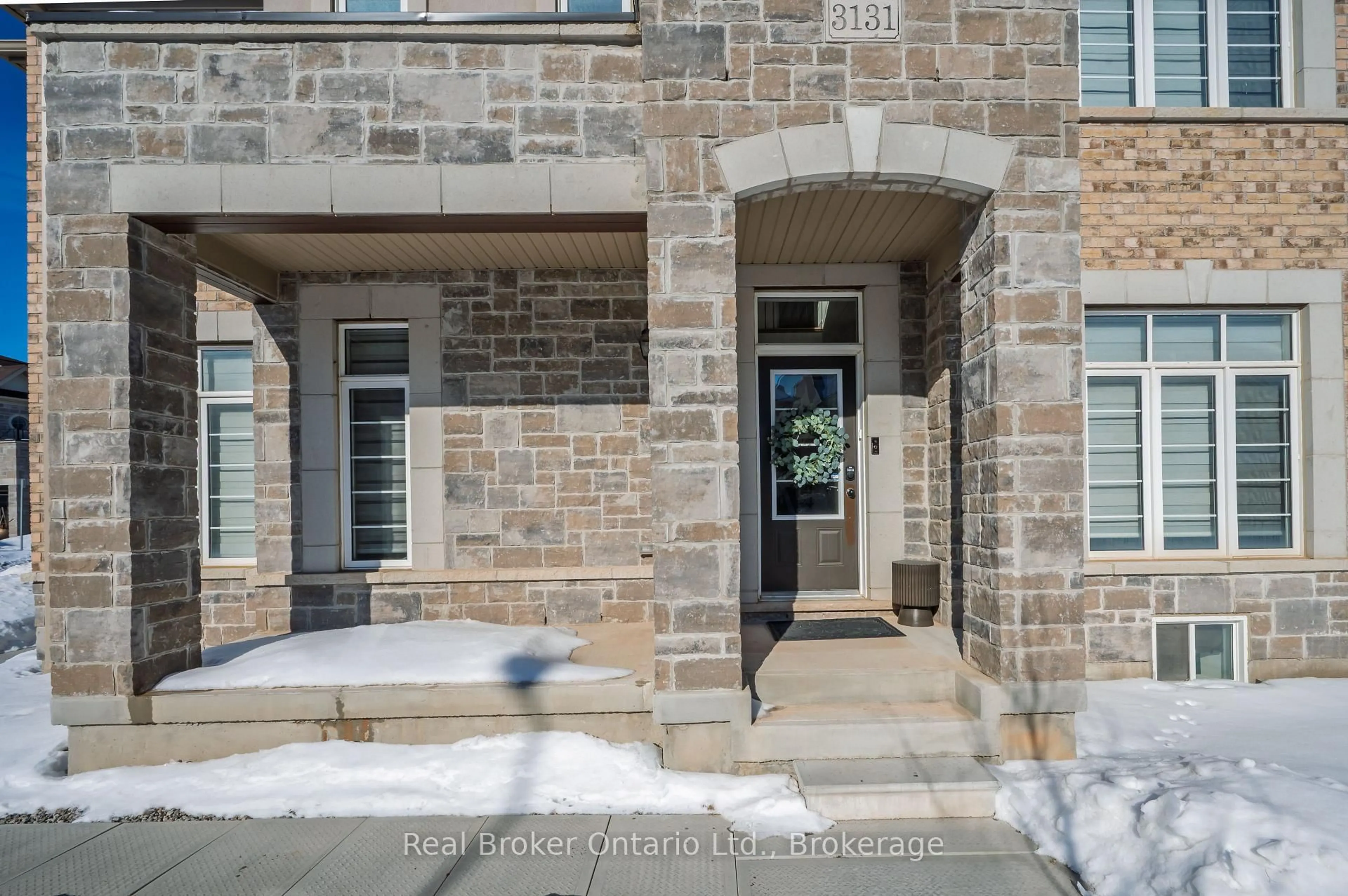 Indoor entryway for 3131 Goodyear Rd, Burlington Ontario L7M 0Z9