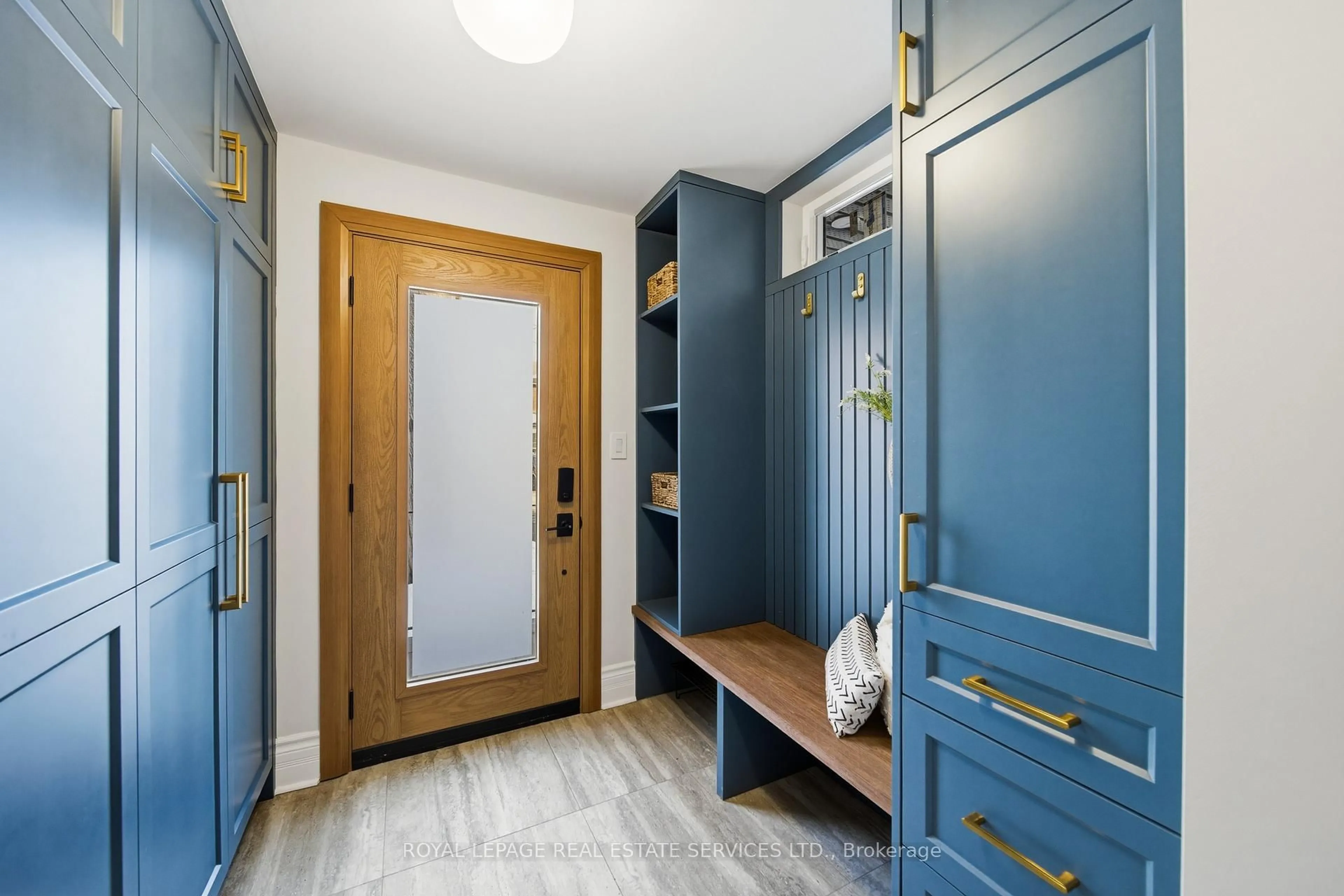 Indoor entryway for 48 Thornhill Ave, Toronto Ontario M6S 4C5