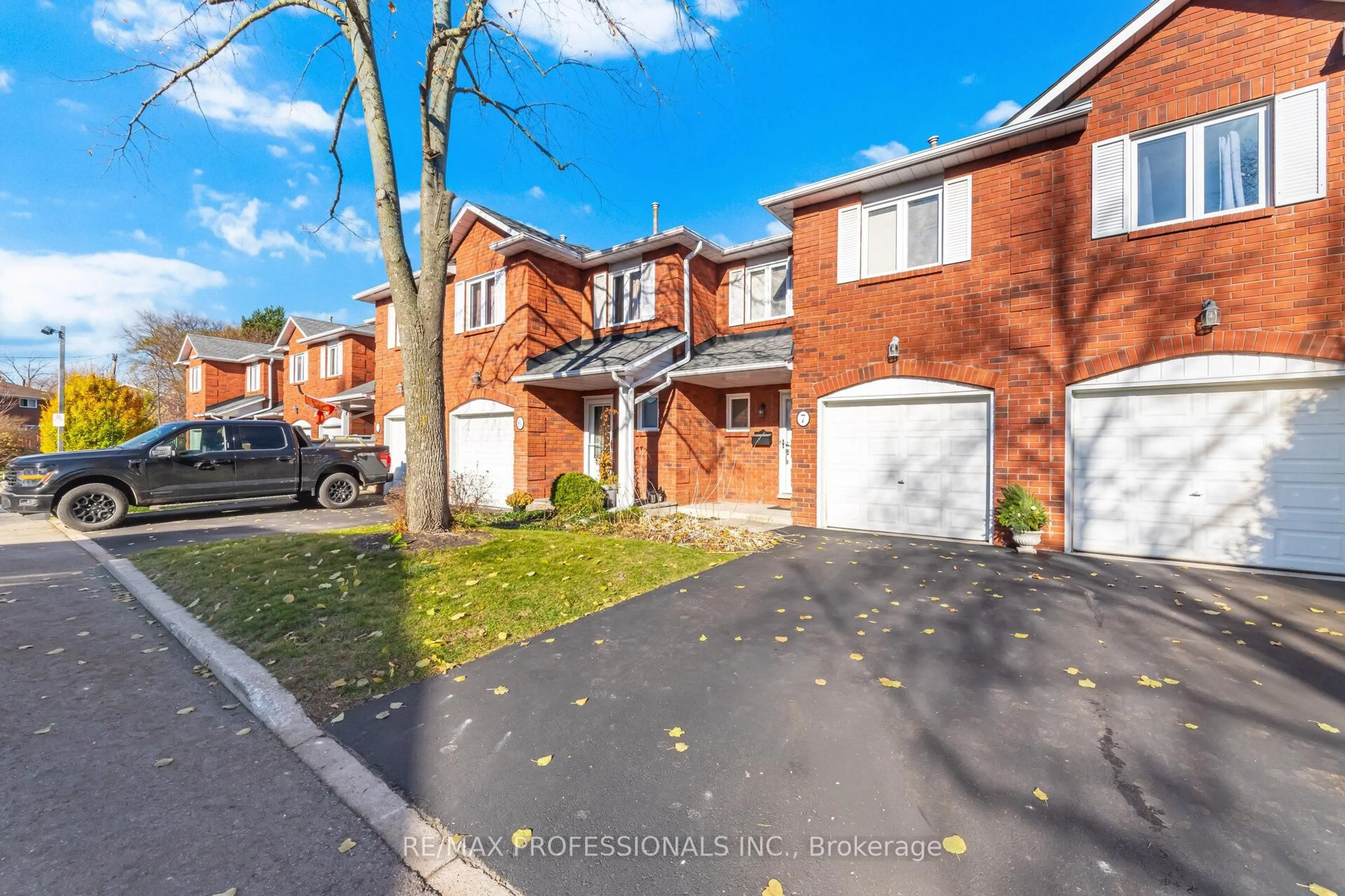 A pic from outside/outdoor area/front of a property/back of a property/a pic from drone, street for 3115 New St #7, Burlington Ontario L7N 3T4