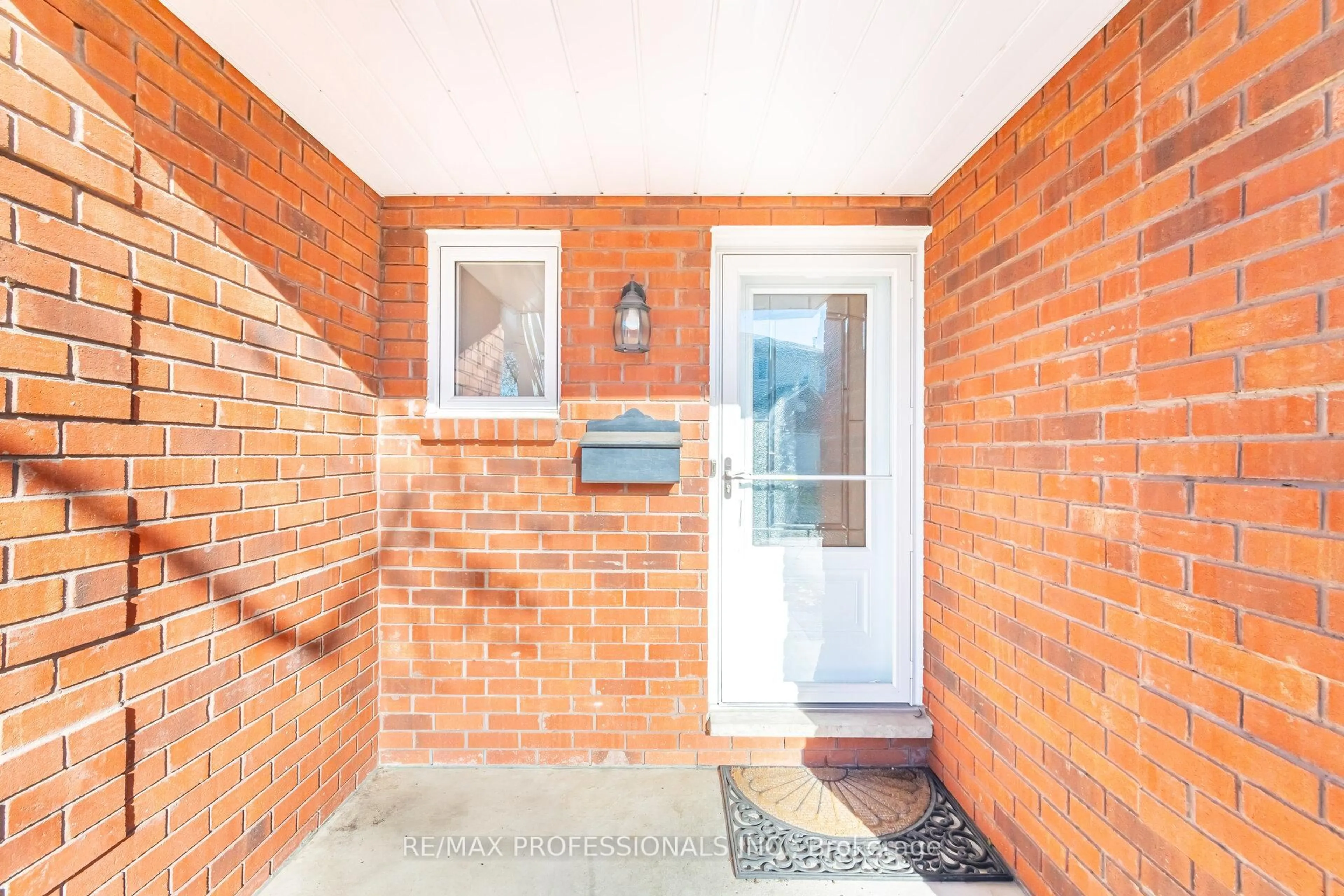Indoor entryway for 3115 New St #7, Burlington Ontario L7N 3T4