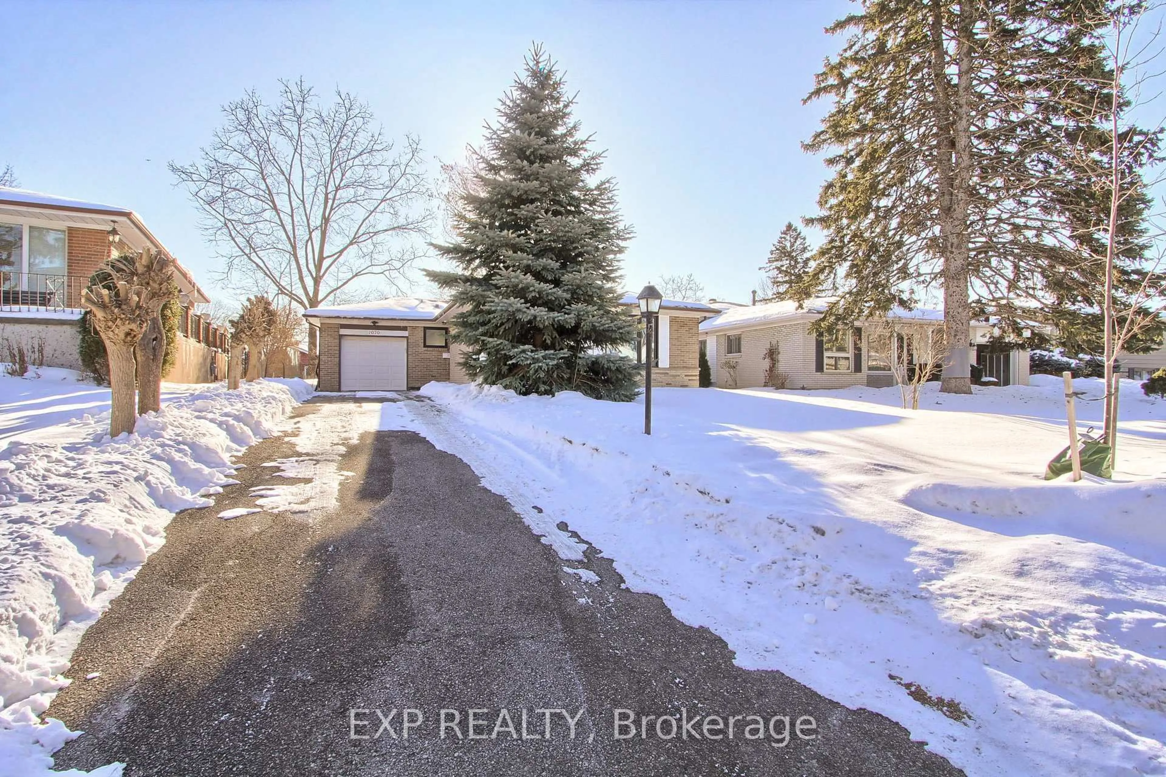 A pic from outside/outdoor area/front of a property/back of a property/a pic from drone, street for 1070 Franconia Dr, Mississauga Ontario L4Y 2L7