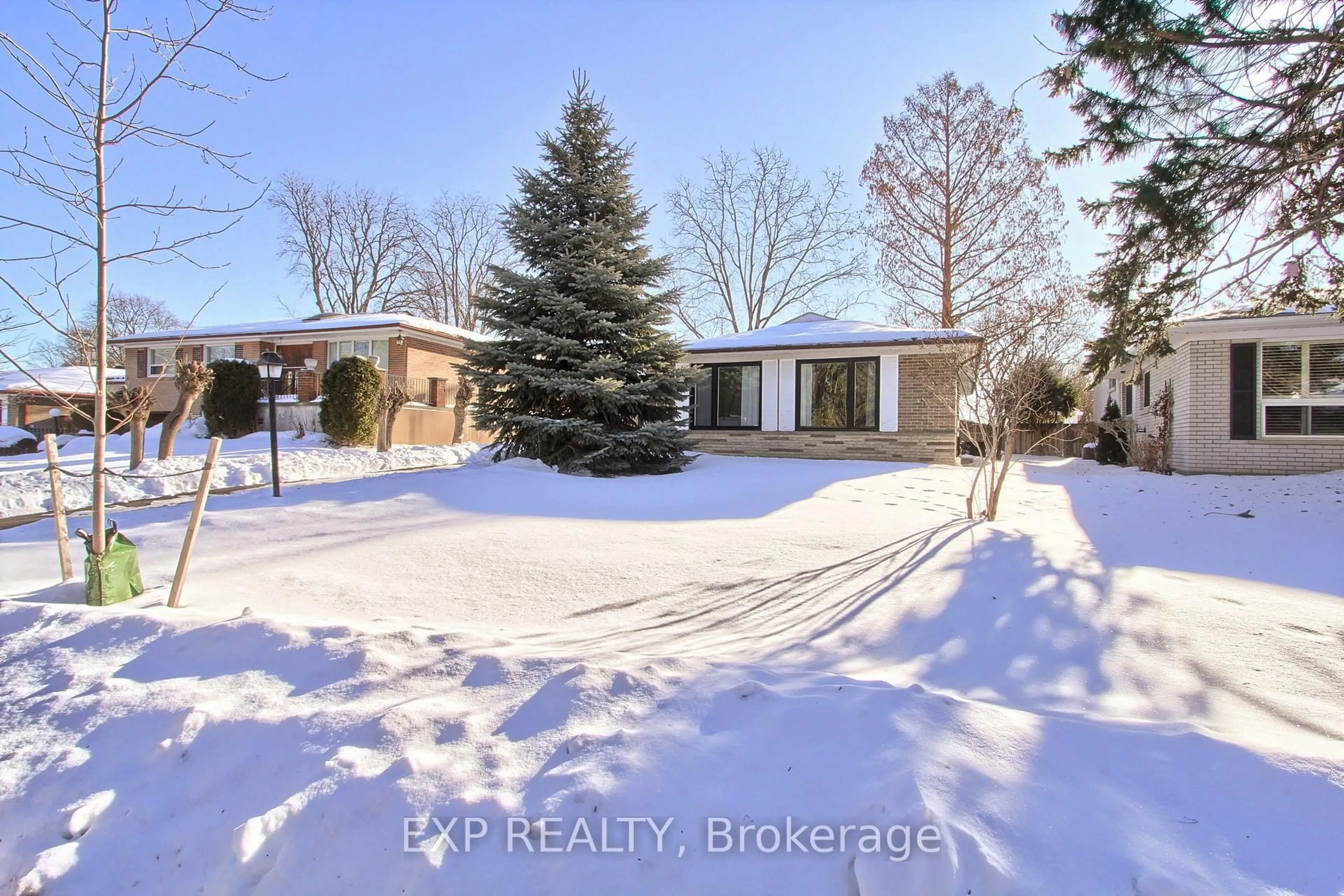 A pic from outside/outdoor area/front of a property/back of a property/a pic from drone, street for 1070 Franconia Dr, Mississauga Ontario L4Y 2L7