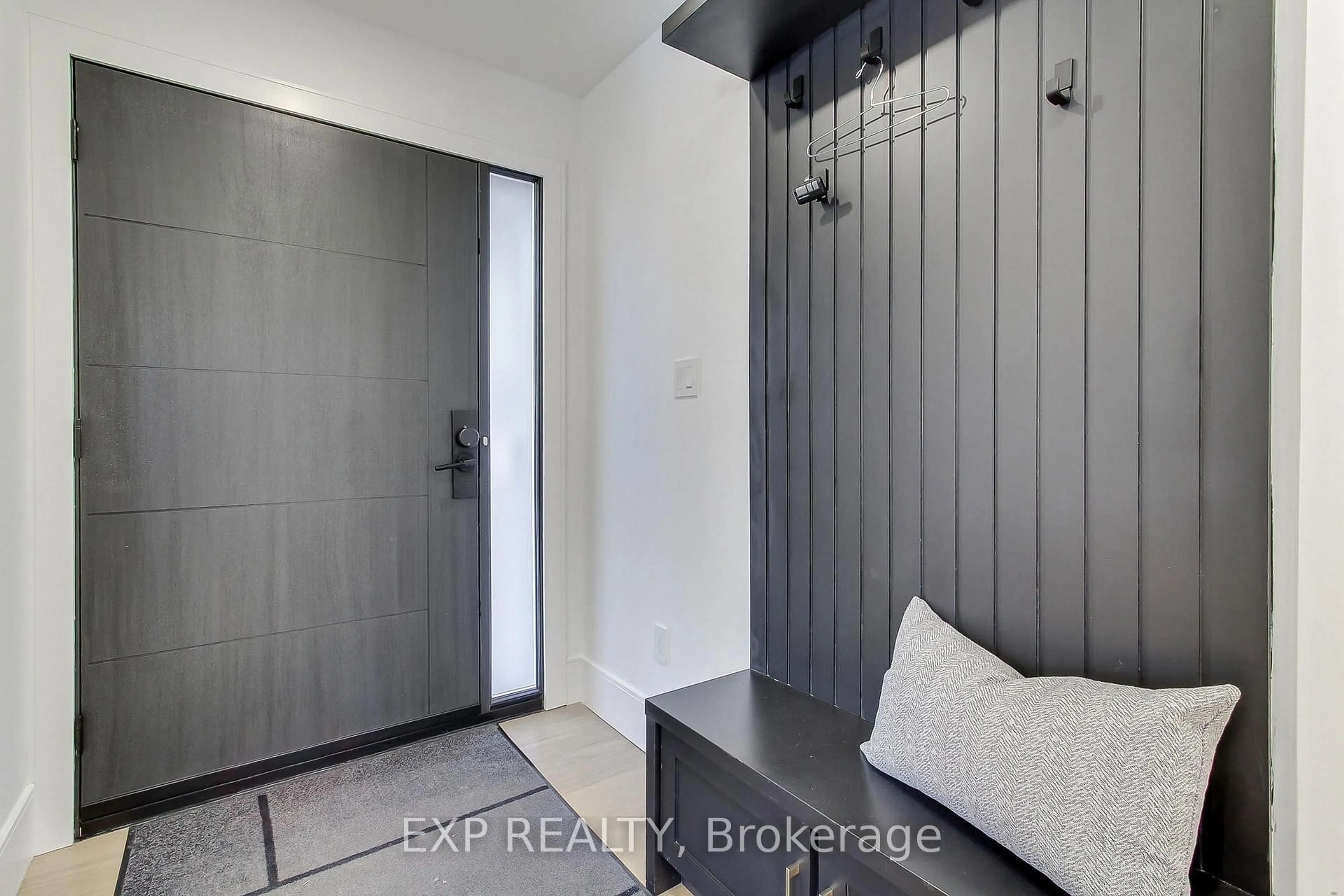 Indoor entryway for 1070 Franconia Dr, Mississauga Ontario L4Y 2L7