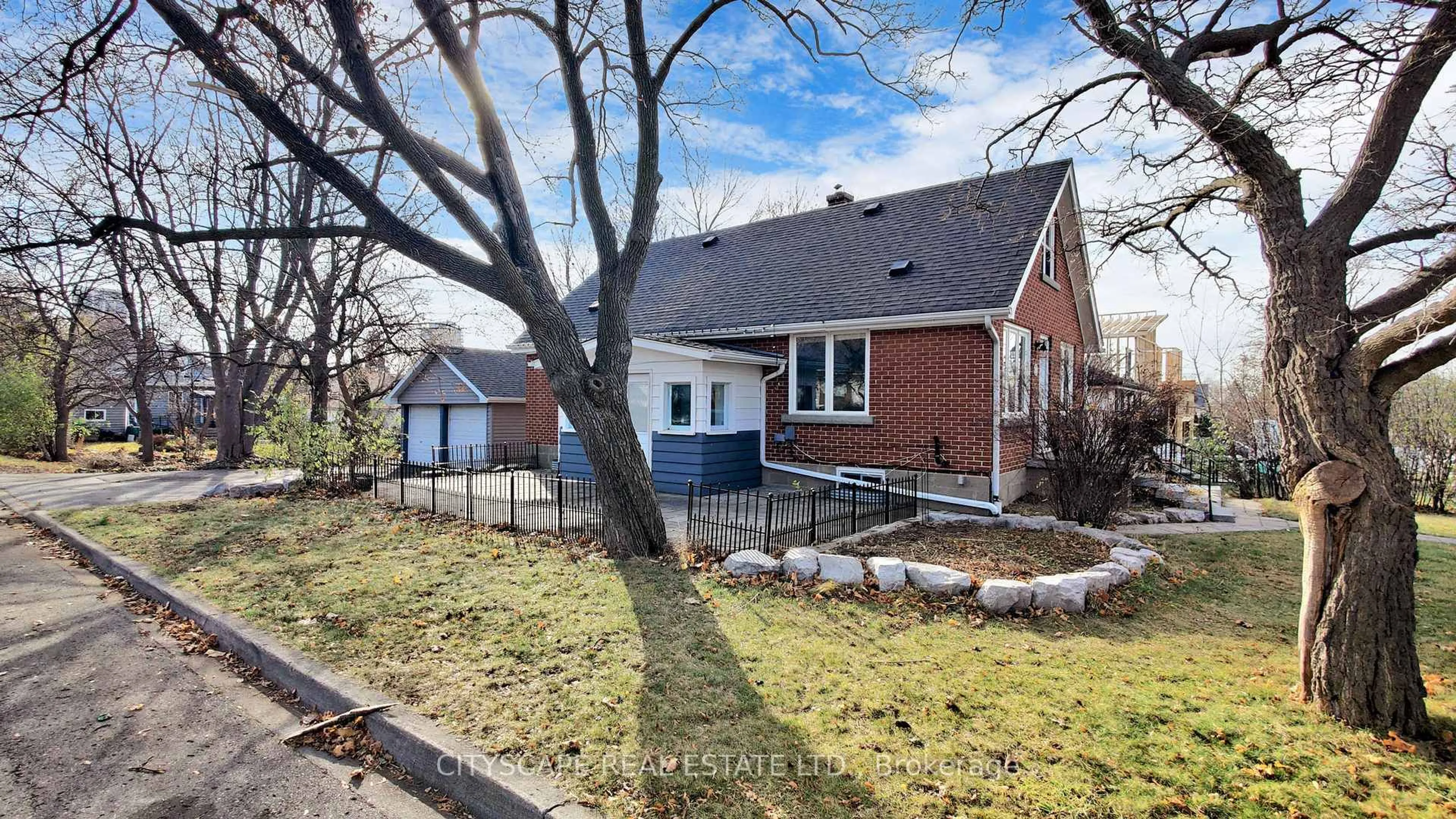 Home with brick exterior material, street for 39 Woodward Ave, Brampton Ontario L6V 1K2