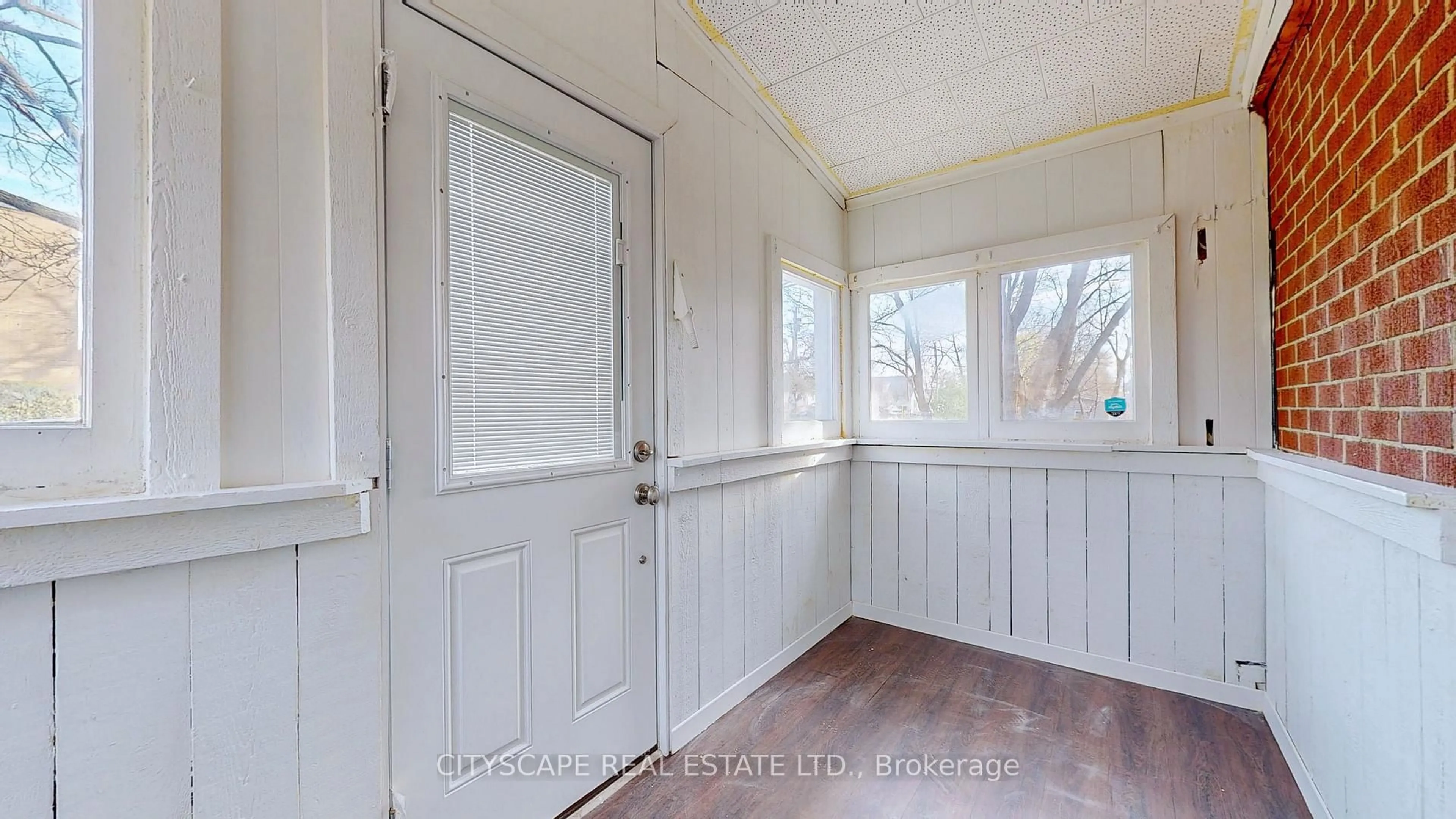 Indoor entryway for 39 Woodward Ave, Brampton Ontario L6V 1K2