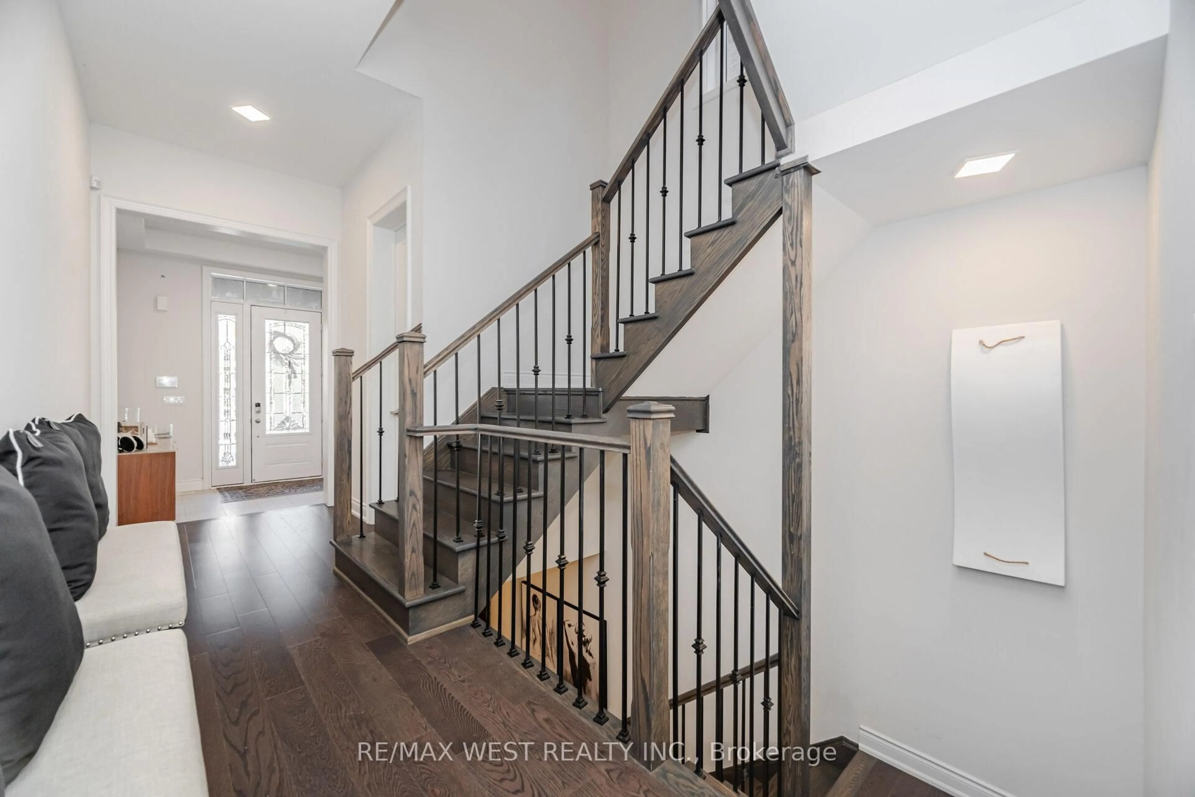 Stairs for 3102 Millicent Ave, Oakville Ontario L6H 0V2