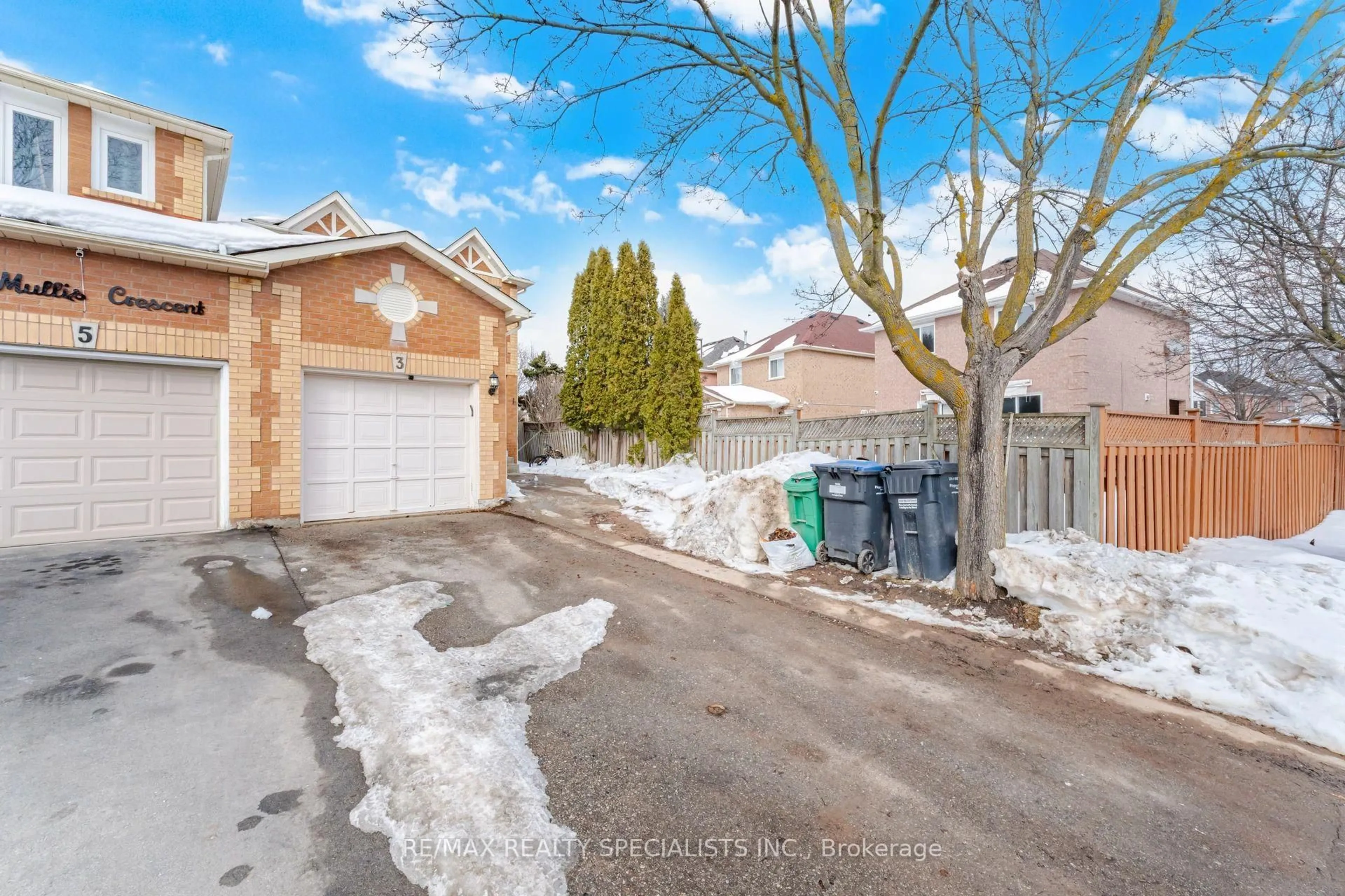 A pic from outside/outdoor area/front of a property/back of a property/a pic from drone, street for 3 Mullis Cres, Brampton Ontario L6Y 4T3
