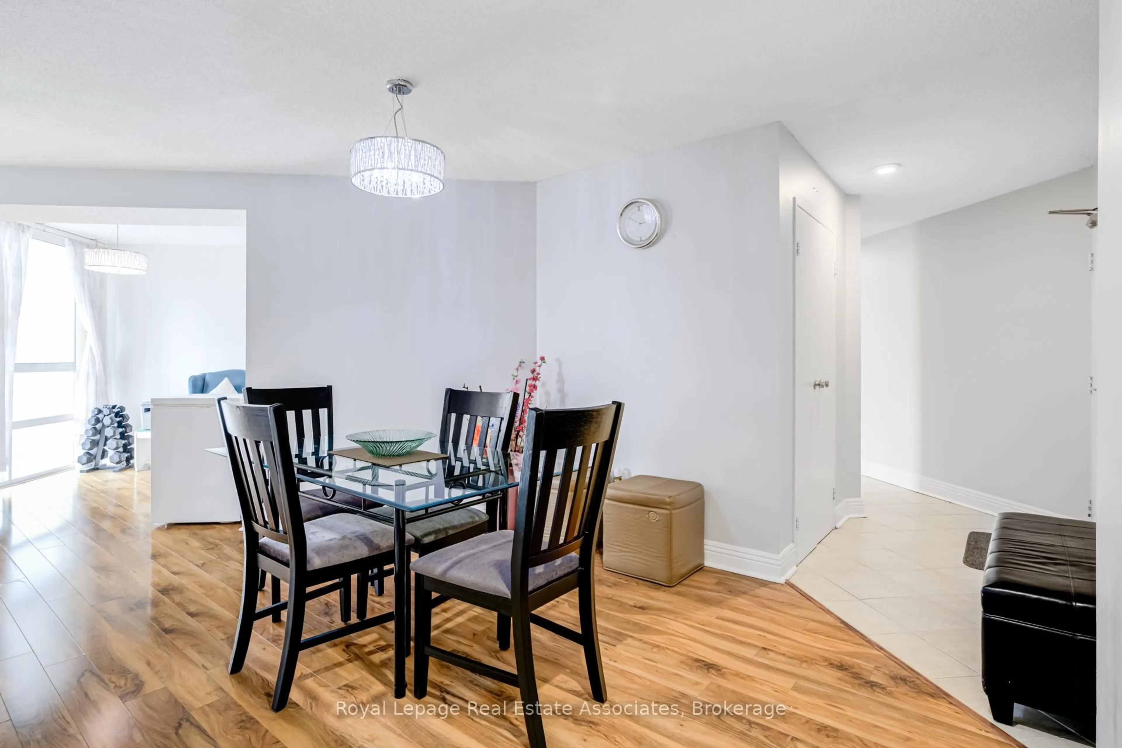 Dining room, wood/laminate floor for 3650 Kaneff Cres #1006, Mississauga Ontario L5A 4A1