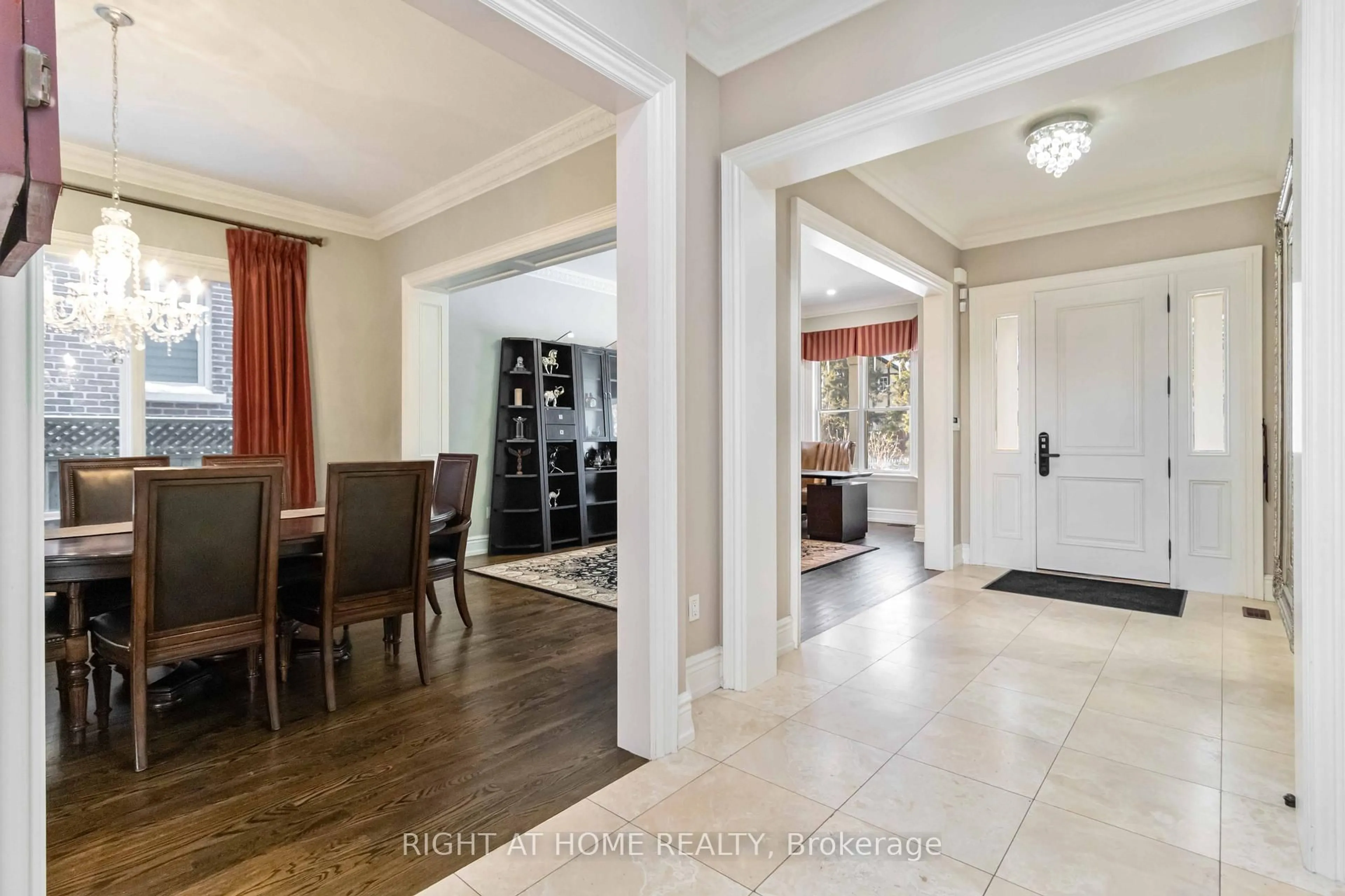 Indoor entryway for 25 Oakwood Ave, Mississauga Ontario L5G 3L2