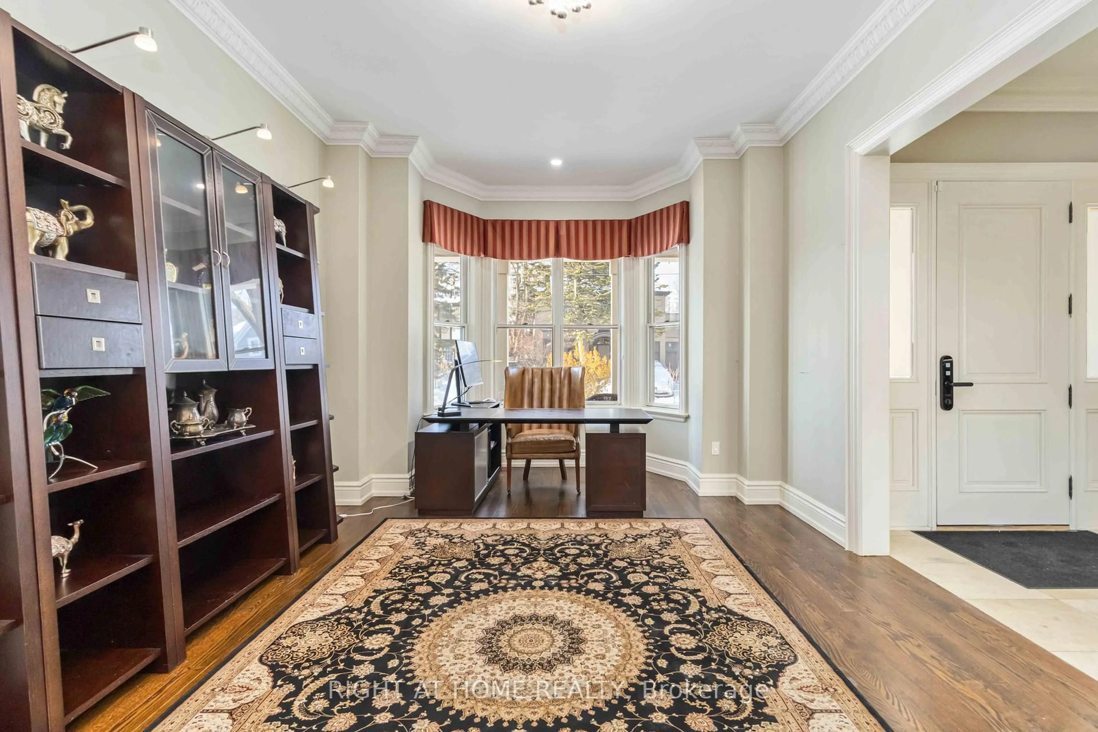 Indoor entryway for 25 Oakwood Ave, Mississauga Ontario L5G 3L2