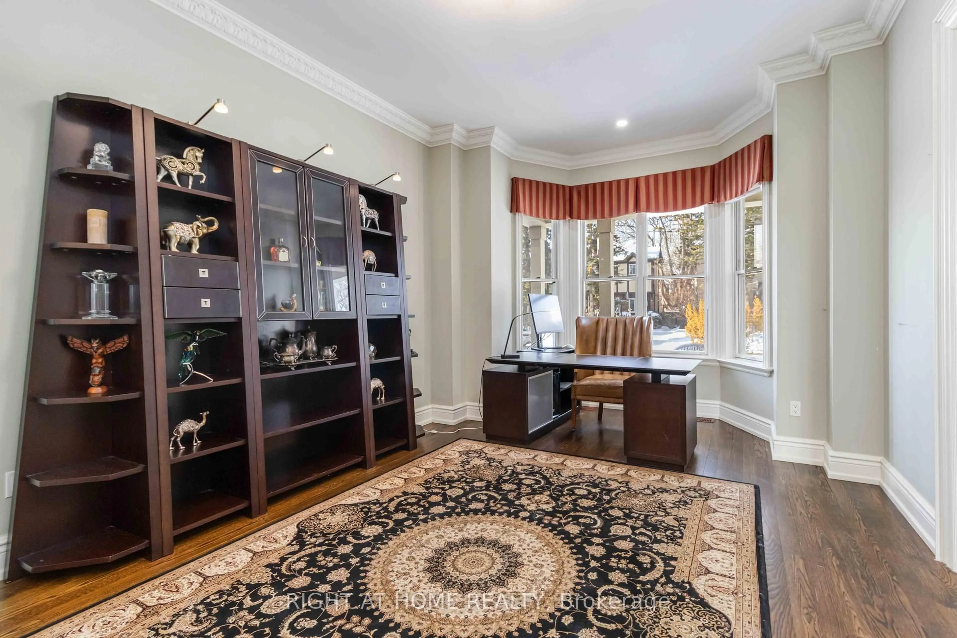 Unknown for 25 Oakwood Ave, Mississauga Ontario L5G 3L2