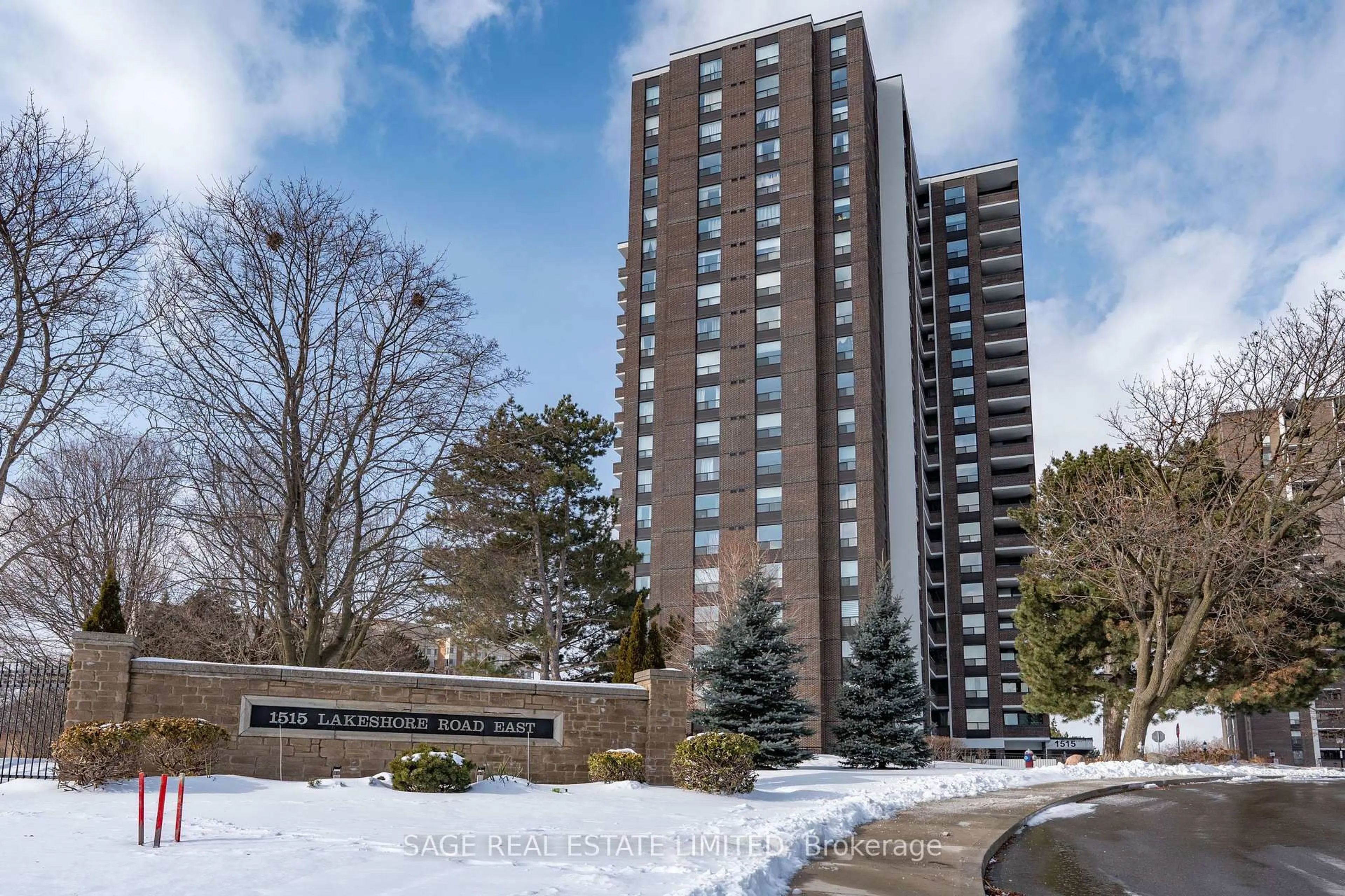 Indoor foyer for 1515 Lakeshore Rd #707, Mississauga Ontario L5E 3E3