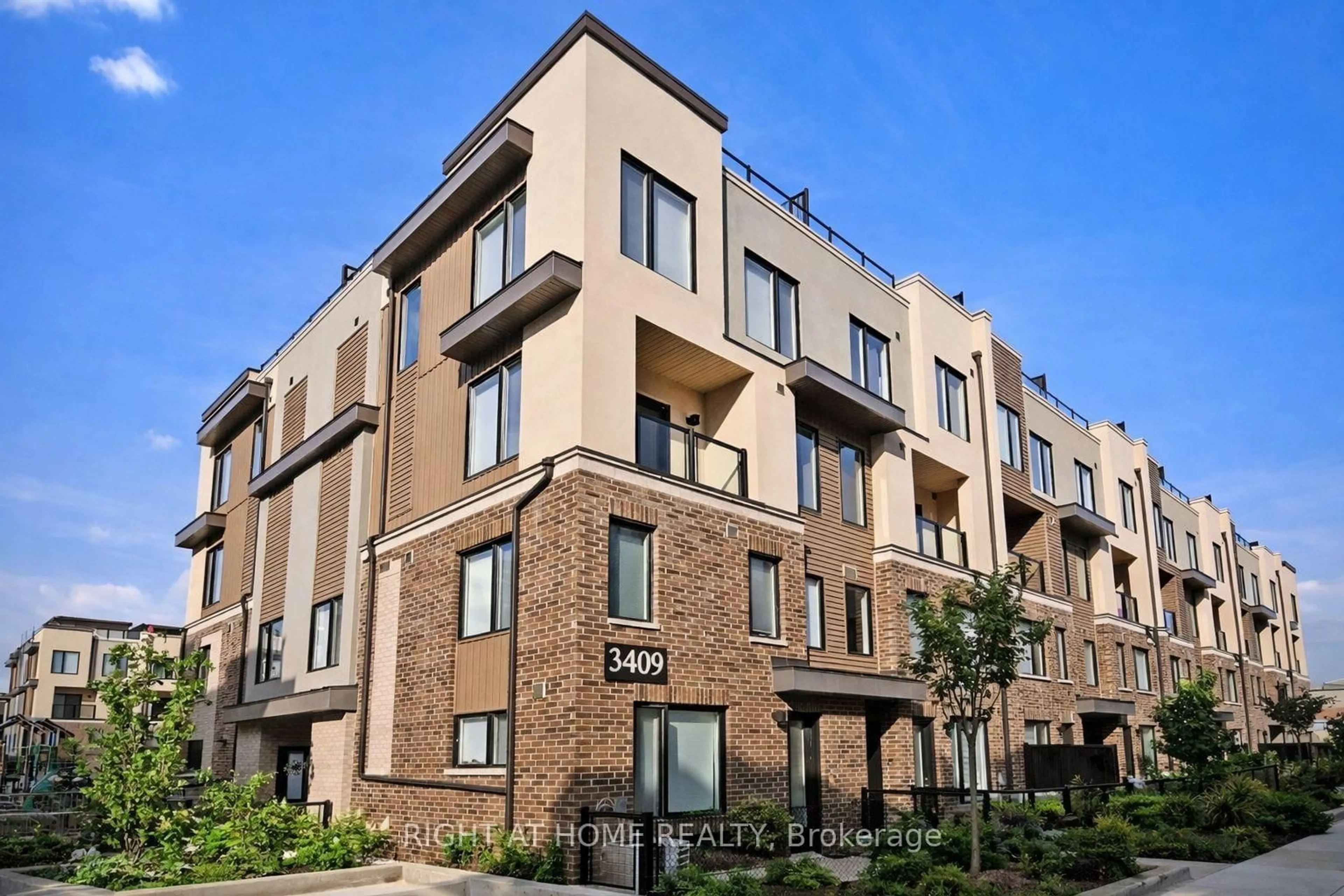 Home with brick exterior material, street for 3409 Ridgeway Dr #31, Mississauga Ontario L5L 0B9