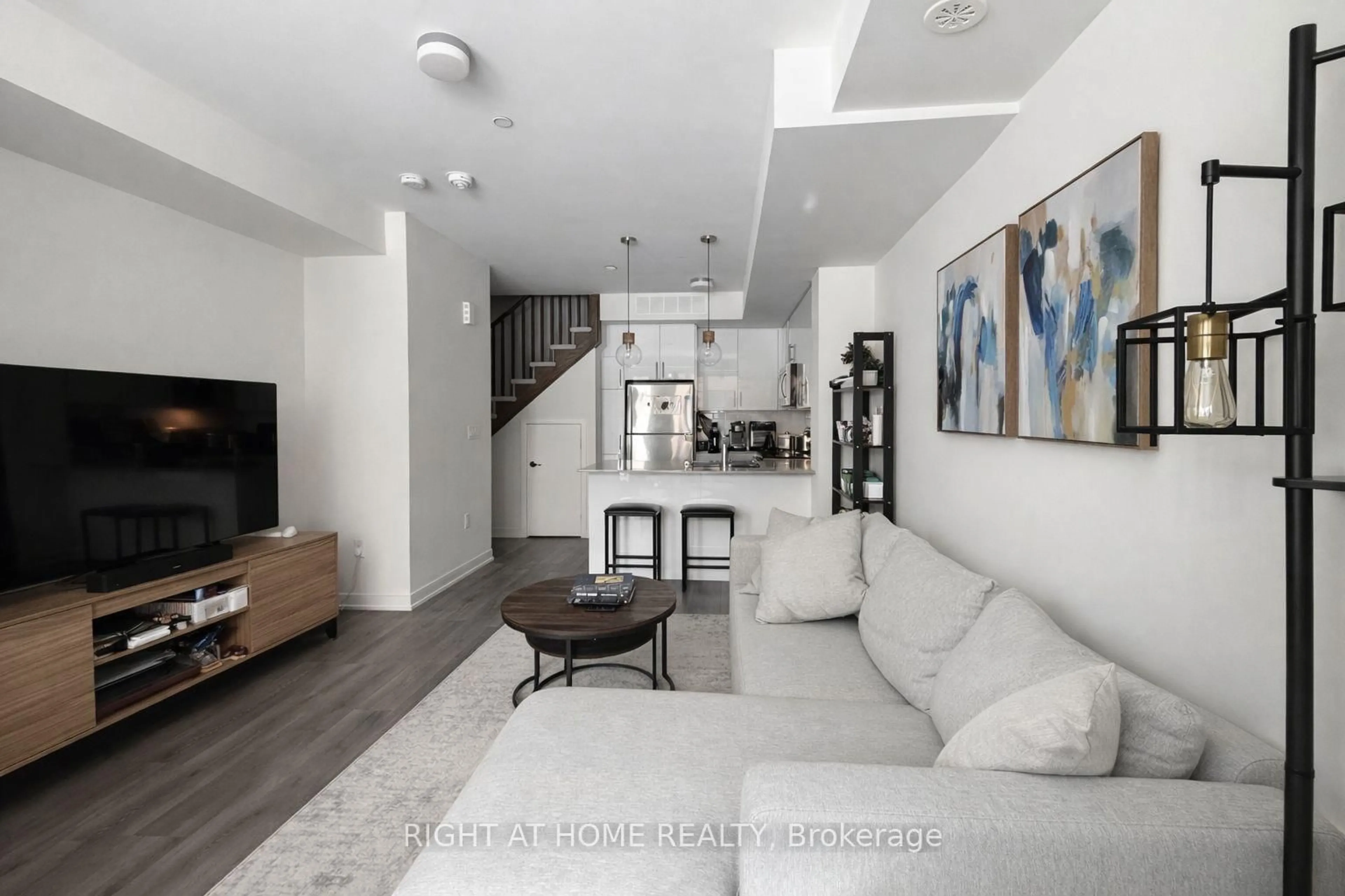 Living room with furniture, unknown for 3409 Ridgeway Dr #31, Mississauga Ontario L5L 0B9