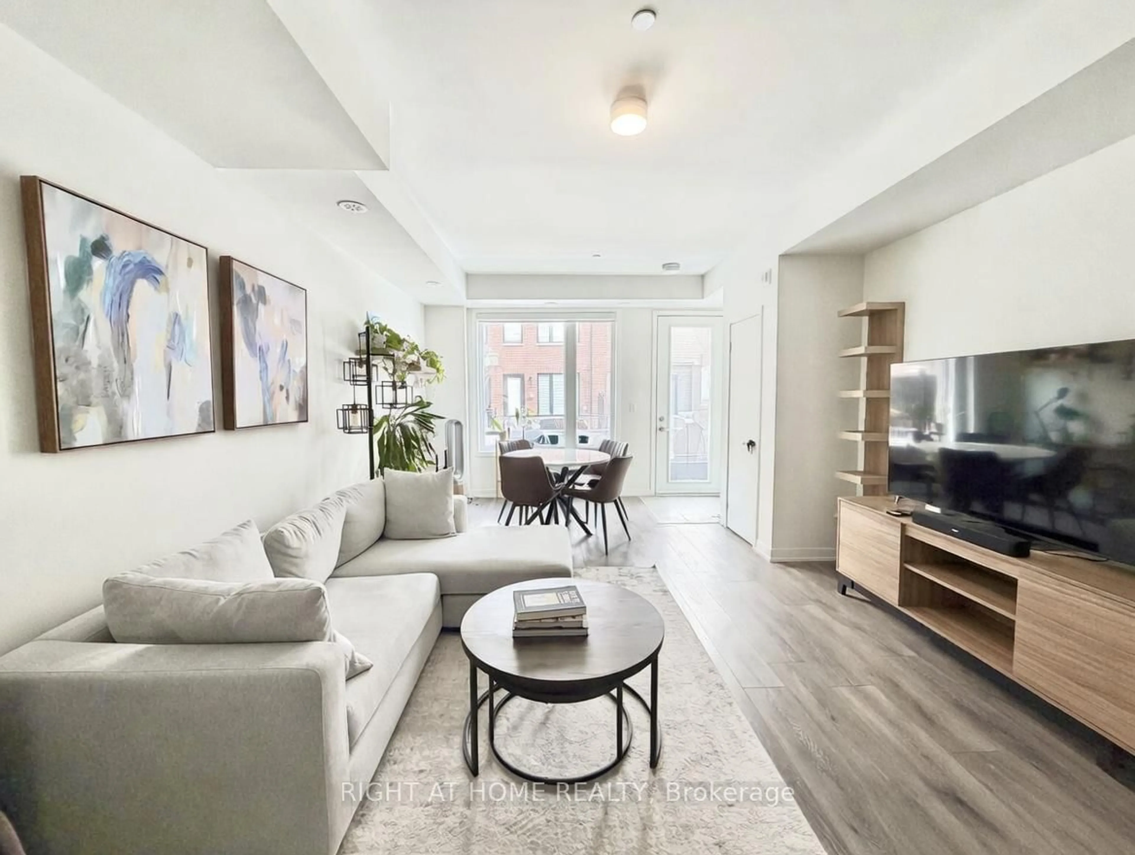 Living room with furniture, unknown for 3409 Ridgeway Dr #31, Mississauga Ontario L5L 0B9