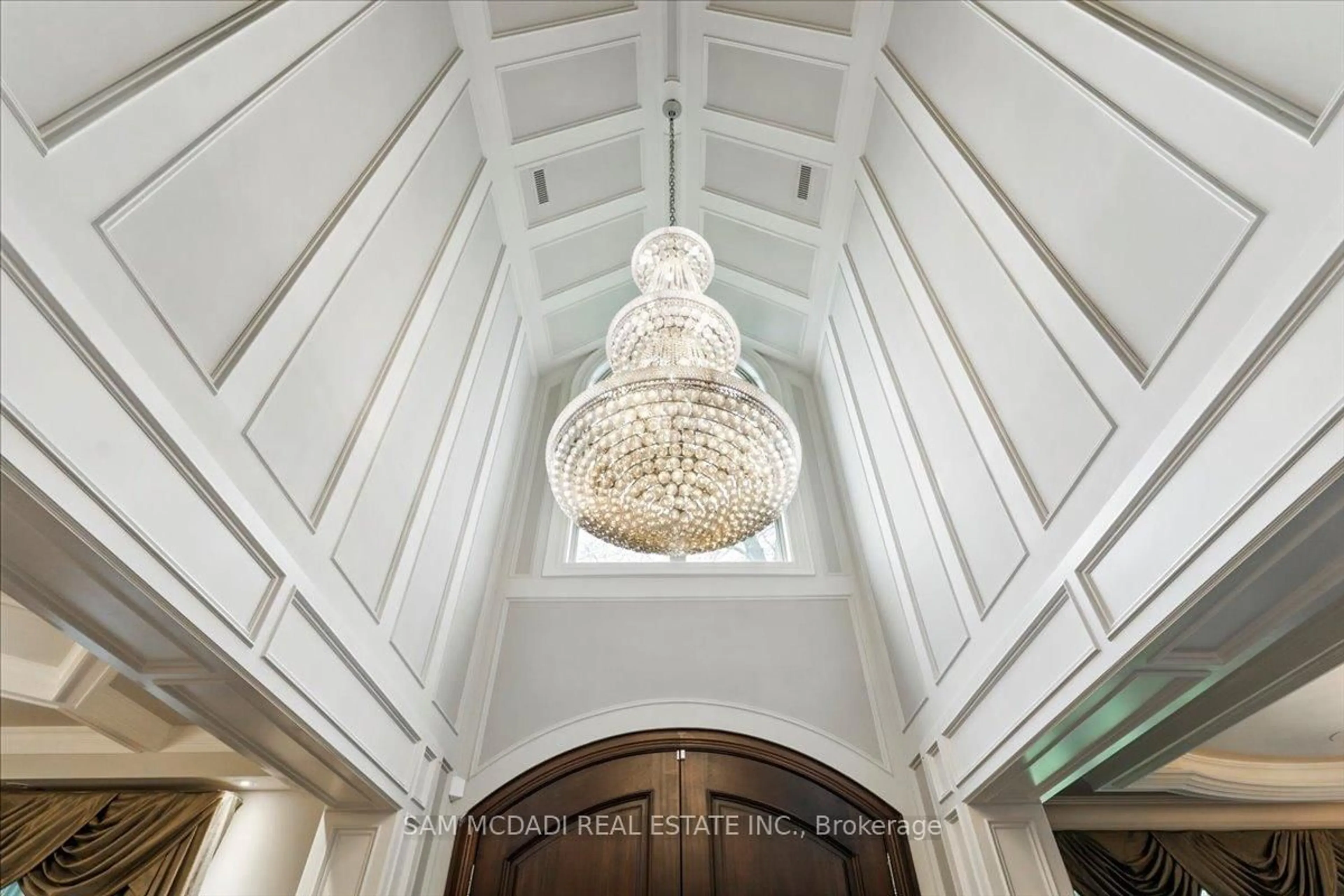 Indoor foyer for 883 Parkland Ave, Mississauga Ontario L5H 3G6