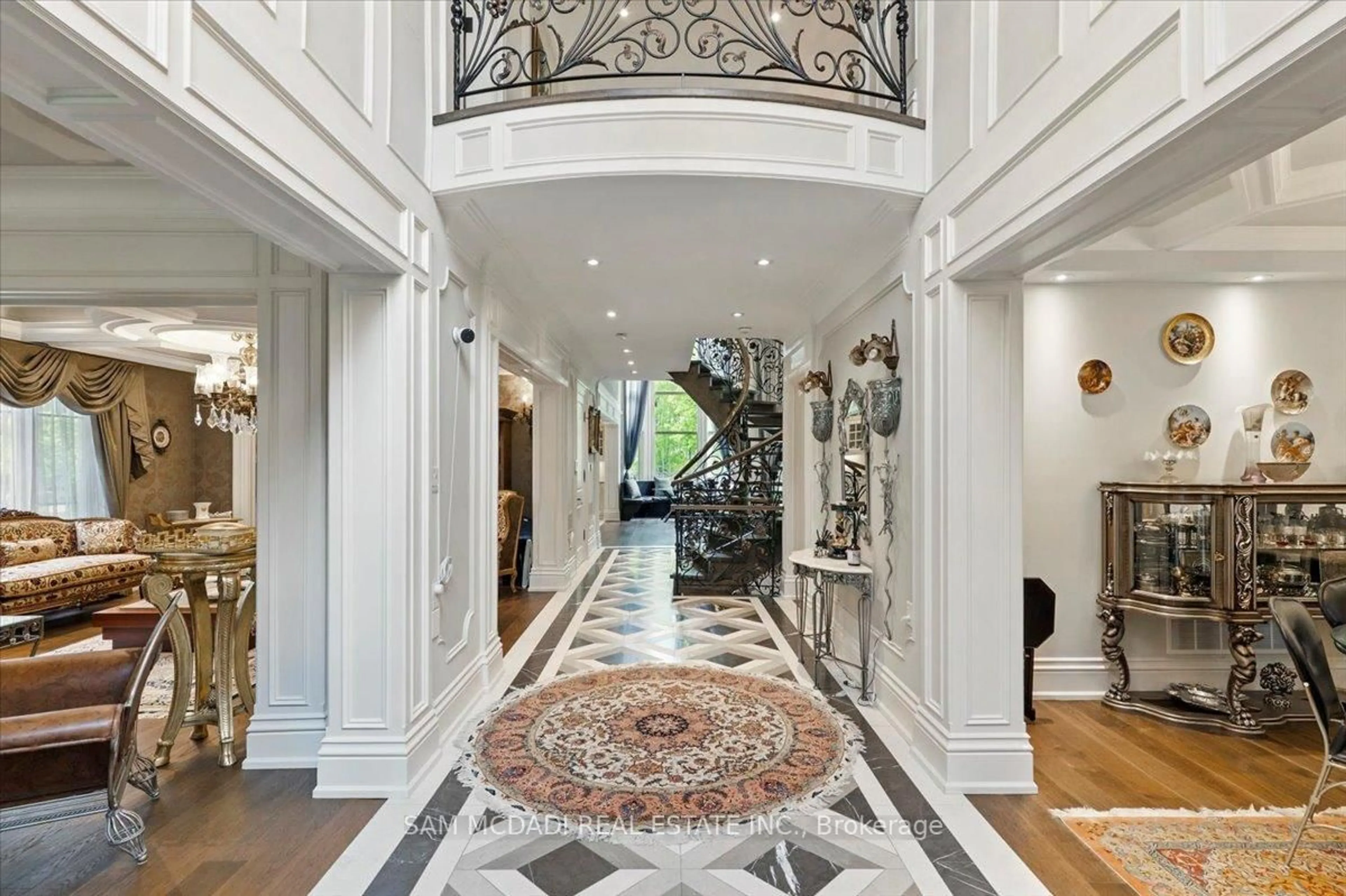 Indoor foyer for 883 Parkland Ave, Mississauga Ontario L5H 3G6