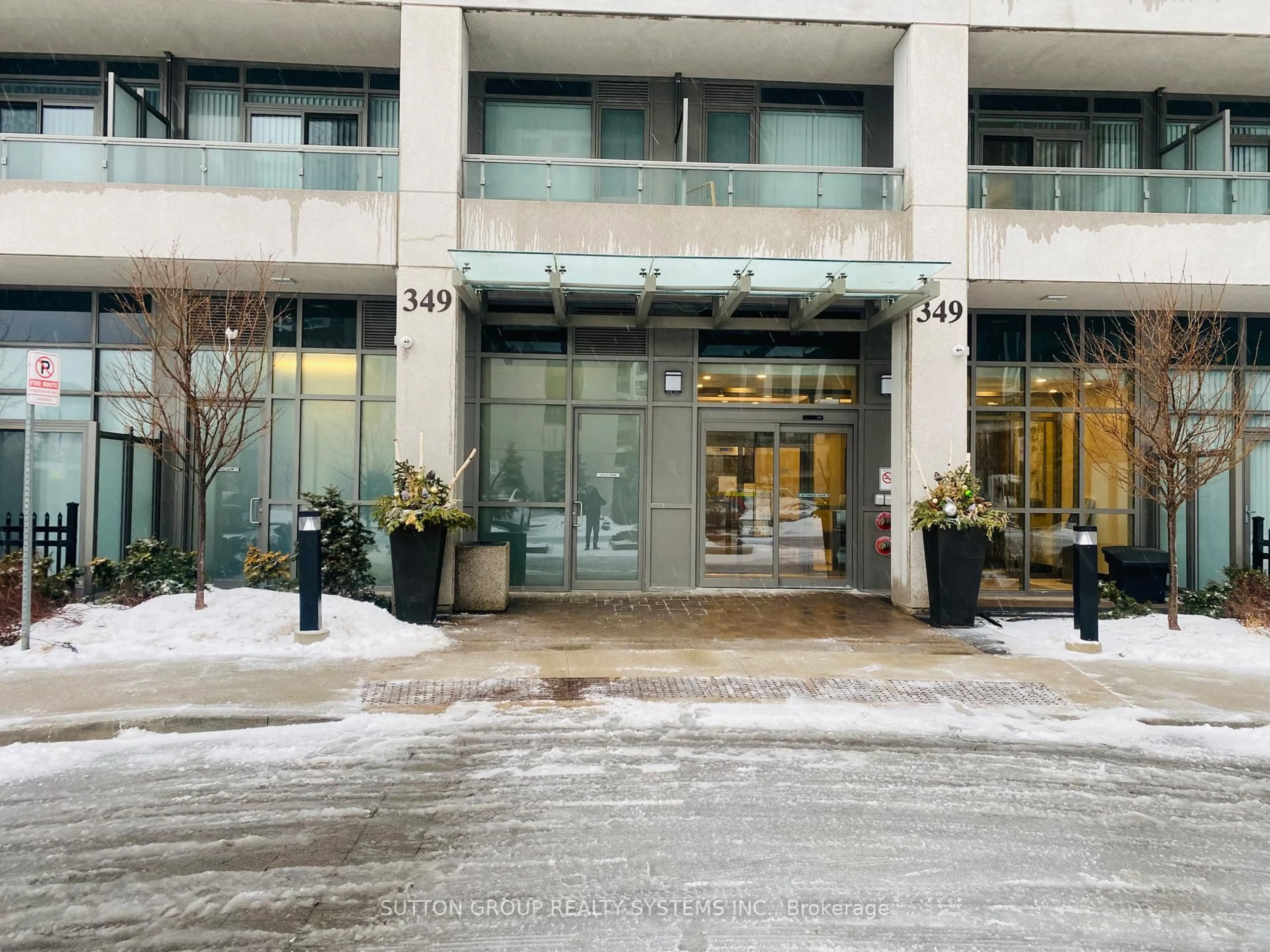 Indoor foyer for 349 Rathburn Rd #301, Mississauga Ontario L5B 0K6