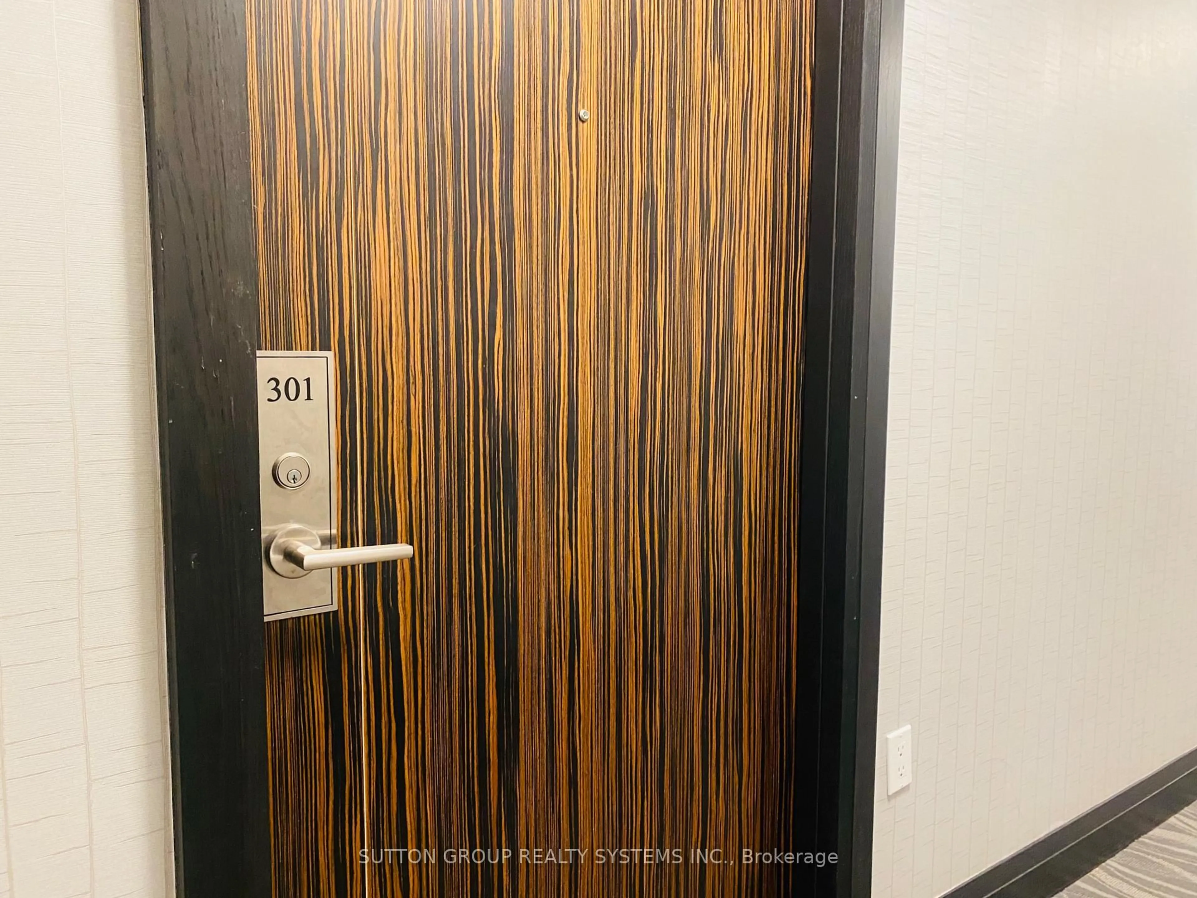 Indoor entryway for 349 Rathburn Rd #301, Mississauga Ontario L5B 0K6