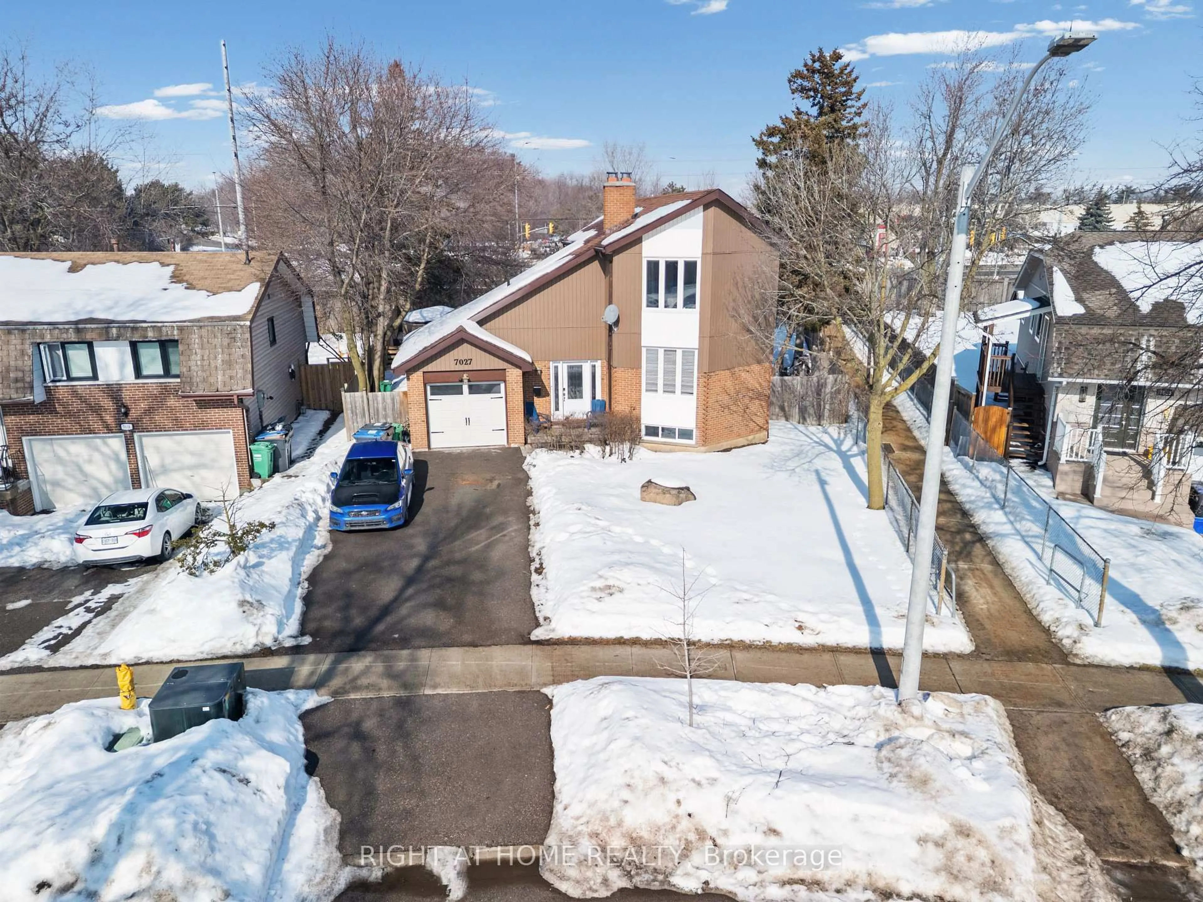 A pic from outside/outdoor area/front of a property/back of a property/a pic from drone, street for 7027 Estoril Rd, Mississauga Ontario L5N 1N3