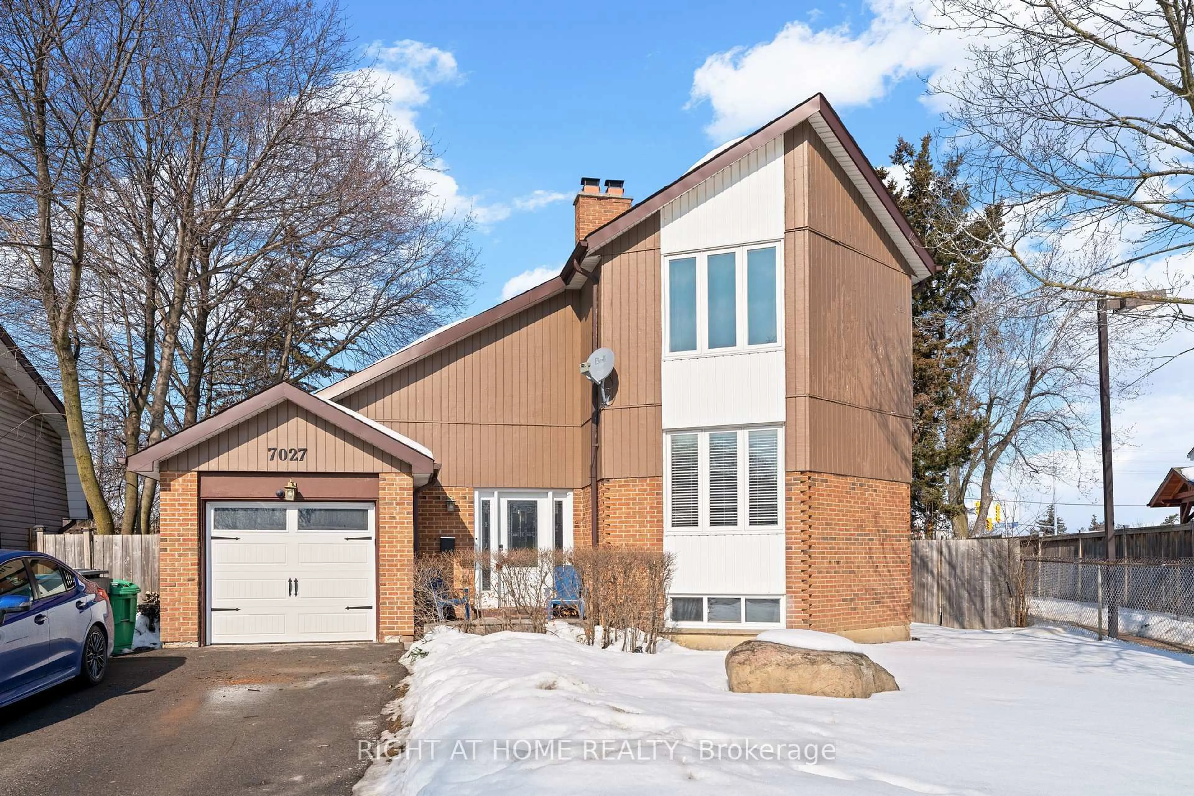 Home with brick exterior material, street for 7027 Estoril Rd, Mississauga Ontario L5N 1N3