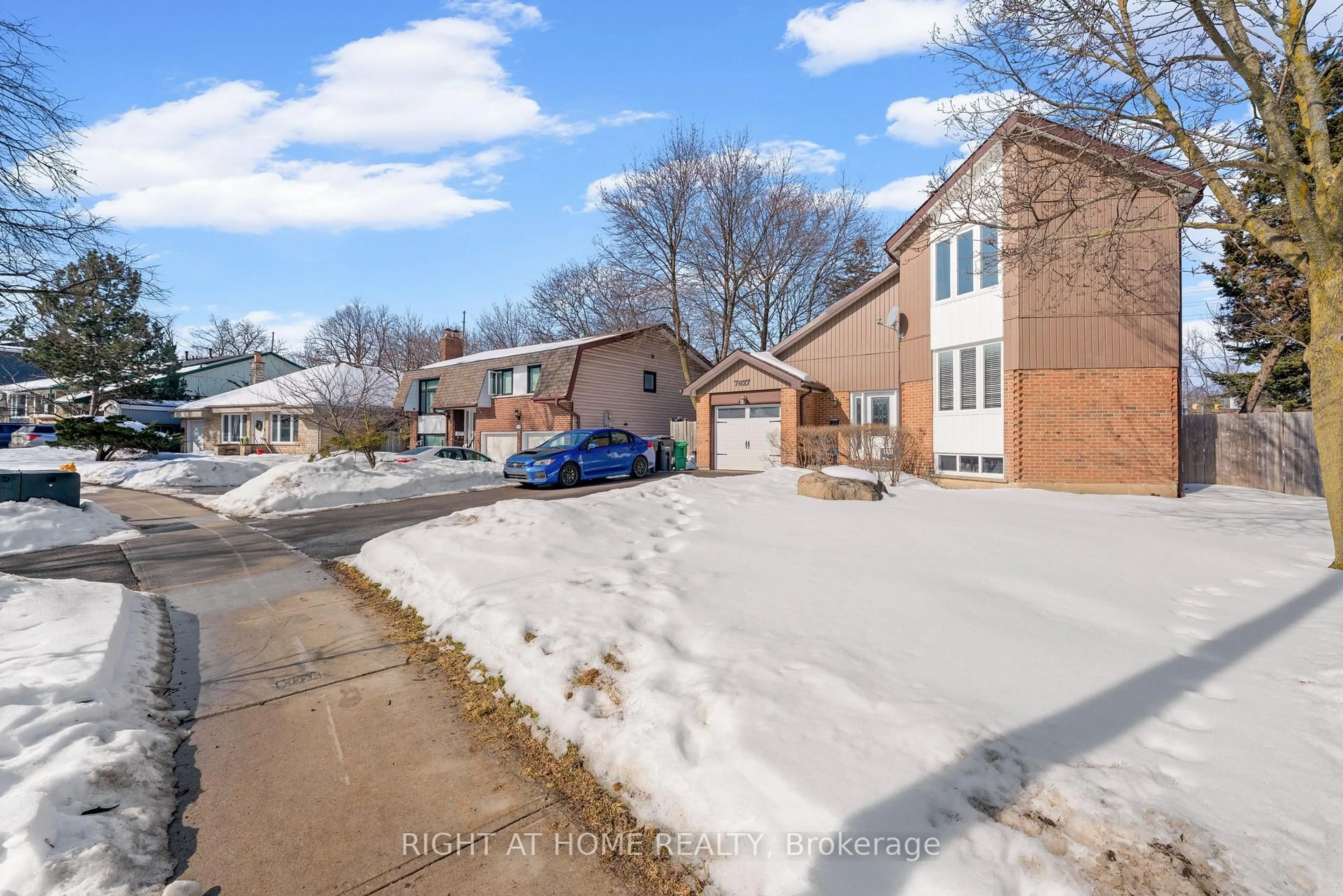 A pic from outside/outdoor area/front of a property/back of a property/a pic from drone, street for 7027 Estoril Rd, Mississauga Ontario L5N 1N3