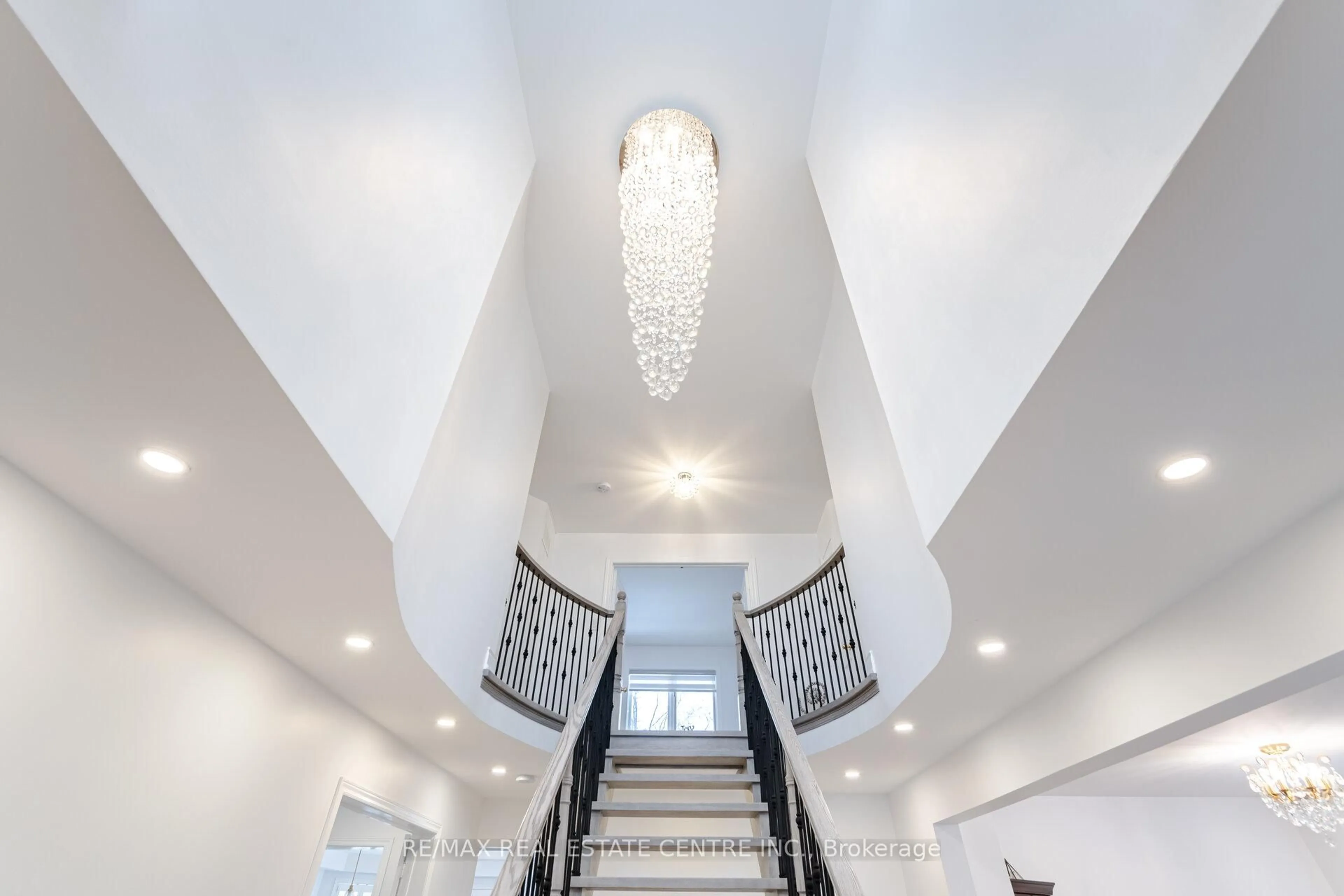 Indoor foyer for 6150 Bankhead Crt, Mississauga Ontario L5V 1L9