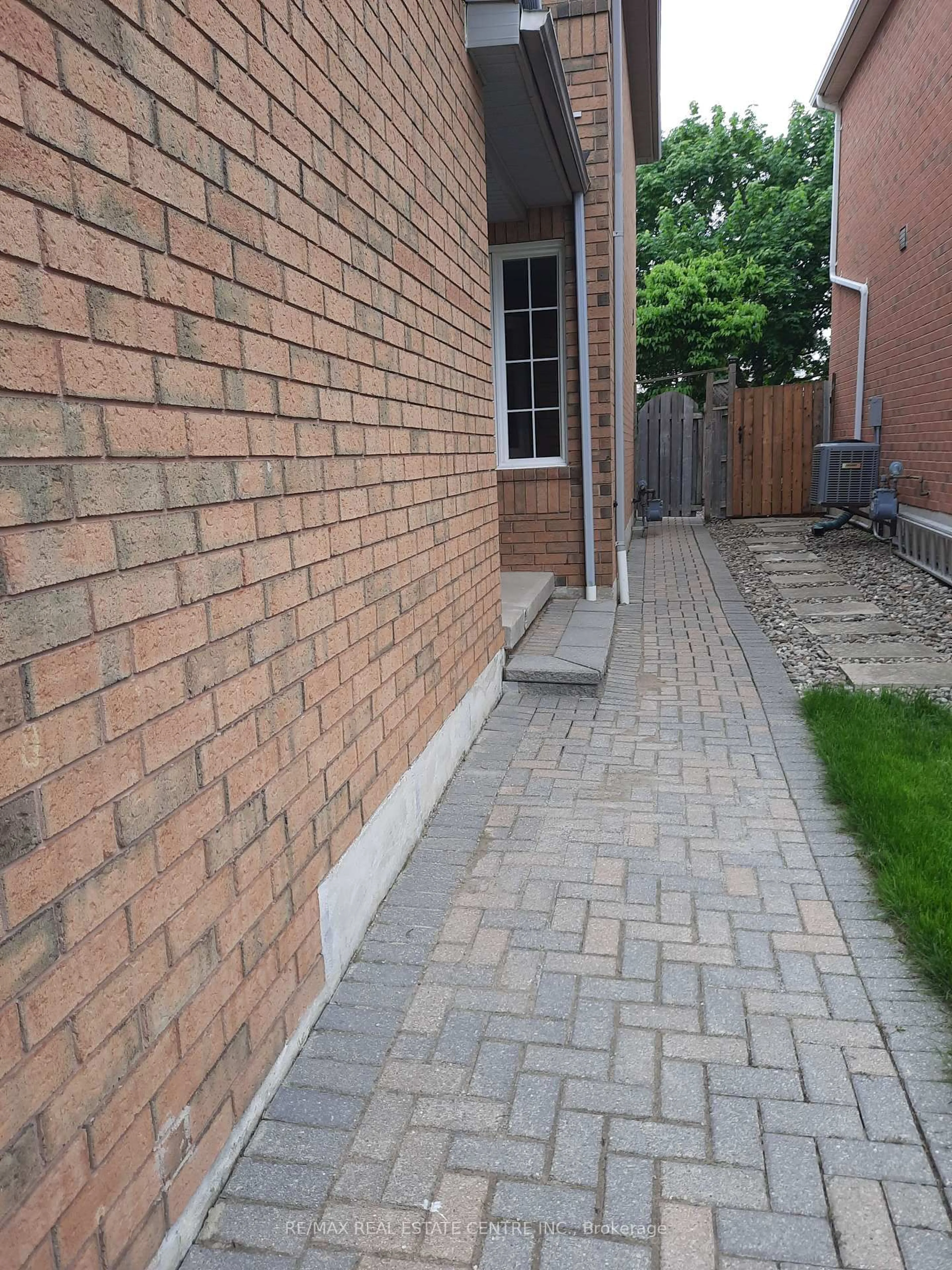 Patio, street for 7 Curry Cres, Halton Hills Ontario L7G 5L4