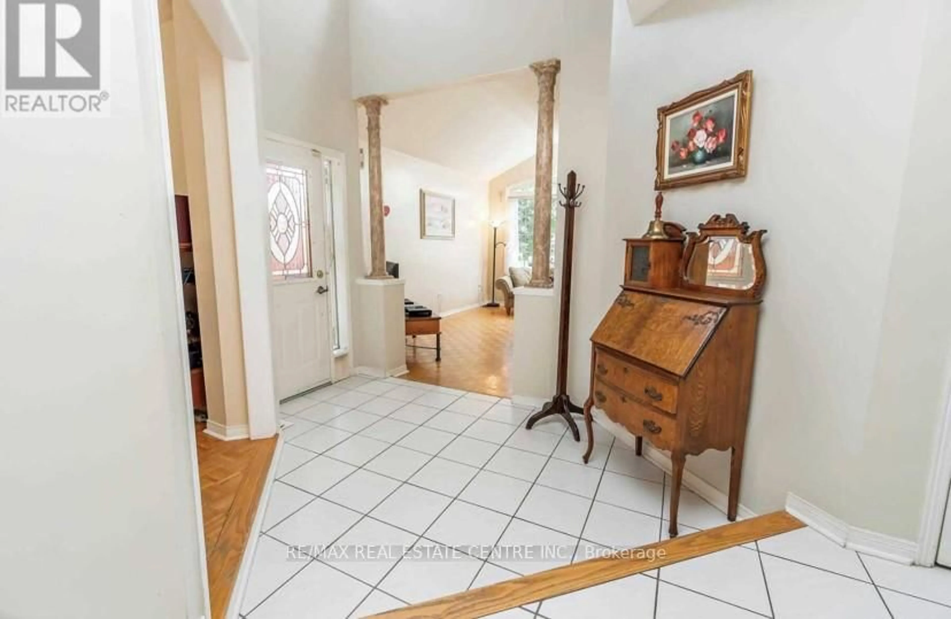 Indoor foyer for 7 Curry Cres, Halton Hills Ontario L7G 5L4