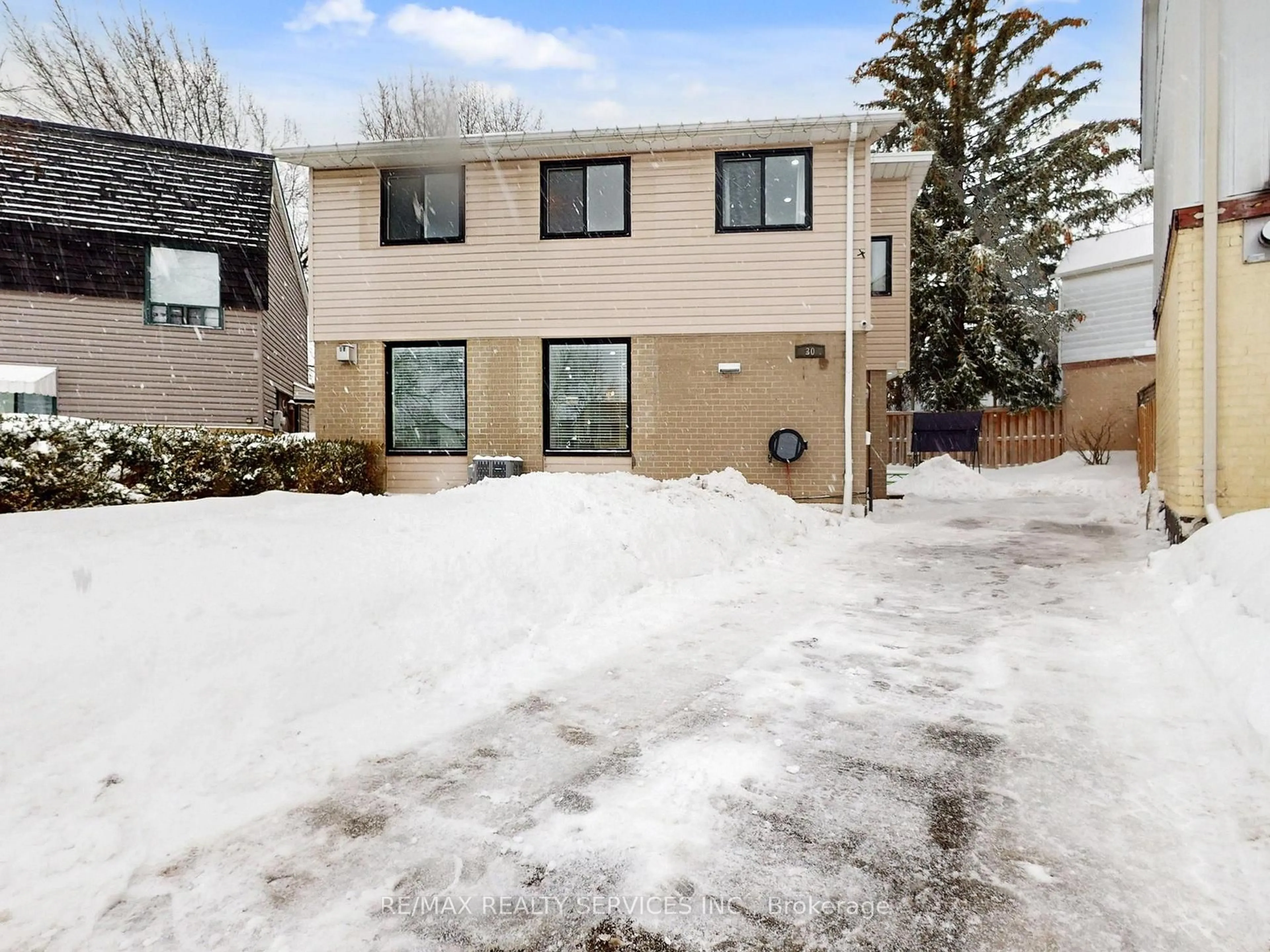 A pic from outside/outdoor area/front of a property/back of a property/a pic from drone, street for 30 Haley Crt, Brampton Ontario L6S 1N6