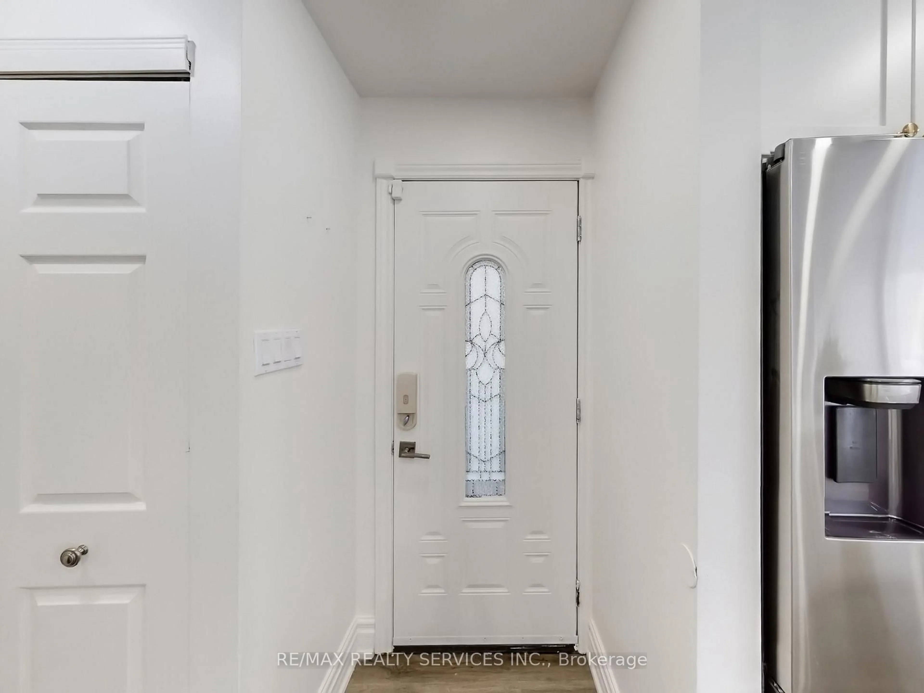 Indoor entryway for 30 Haley Crt, Brampton Ontario L6S 1N6