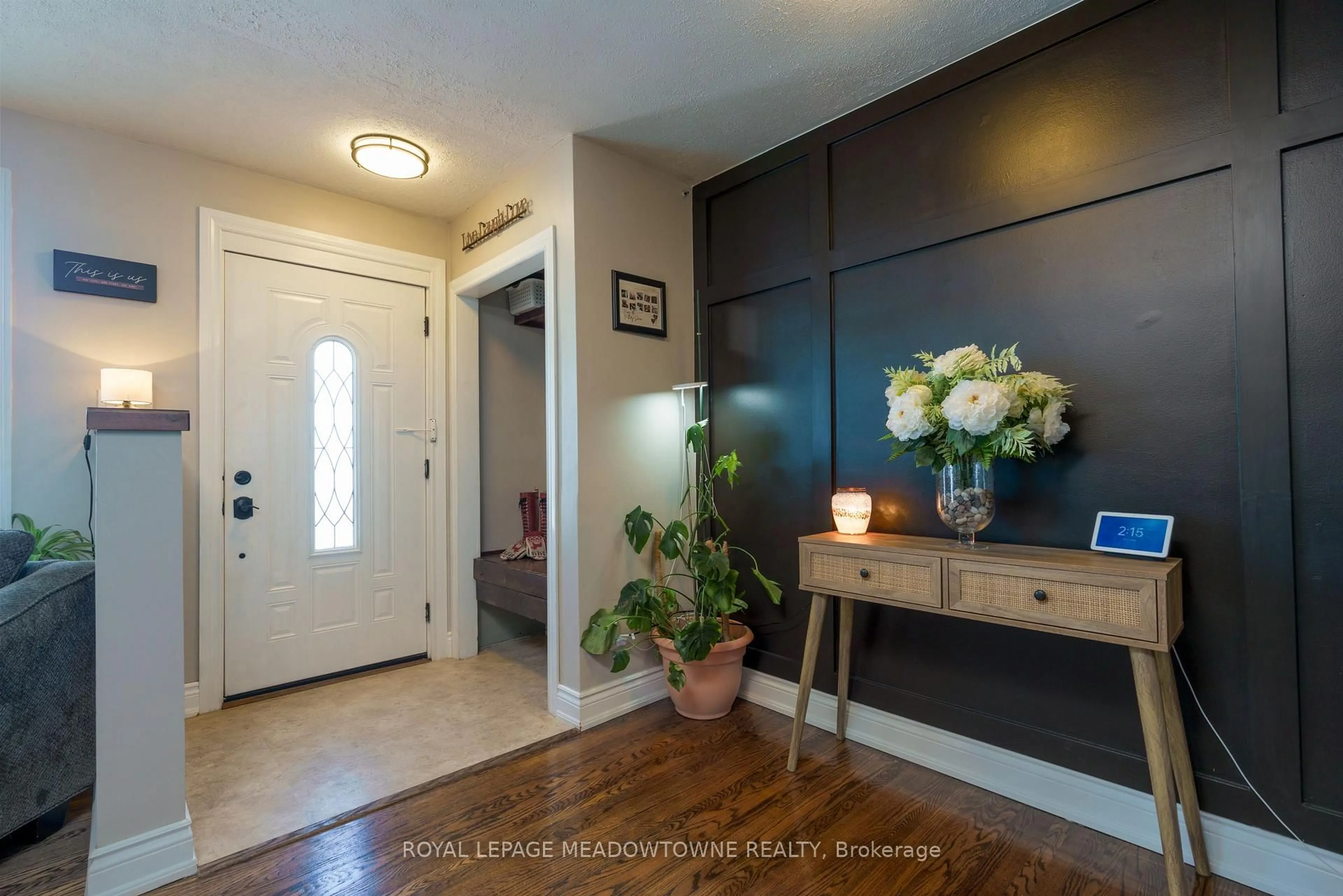 Indoor entryway for 80 Sargent Rd, Halton Hills Ontario L7G 1L1
