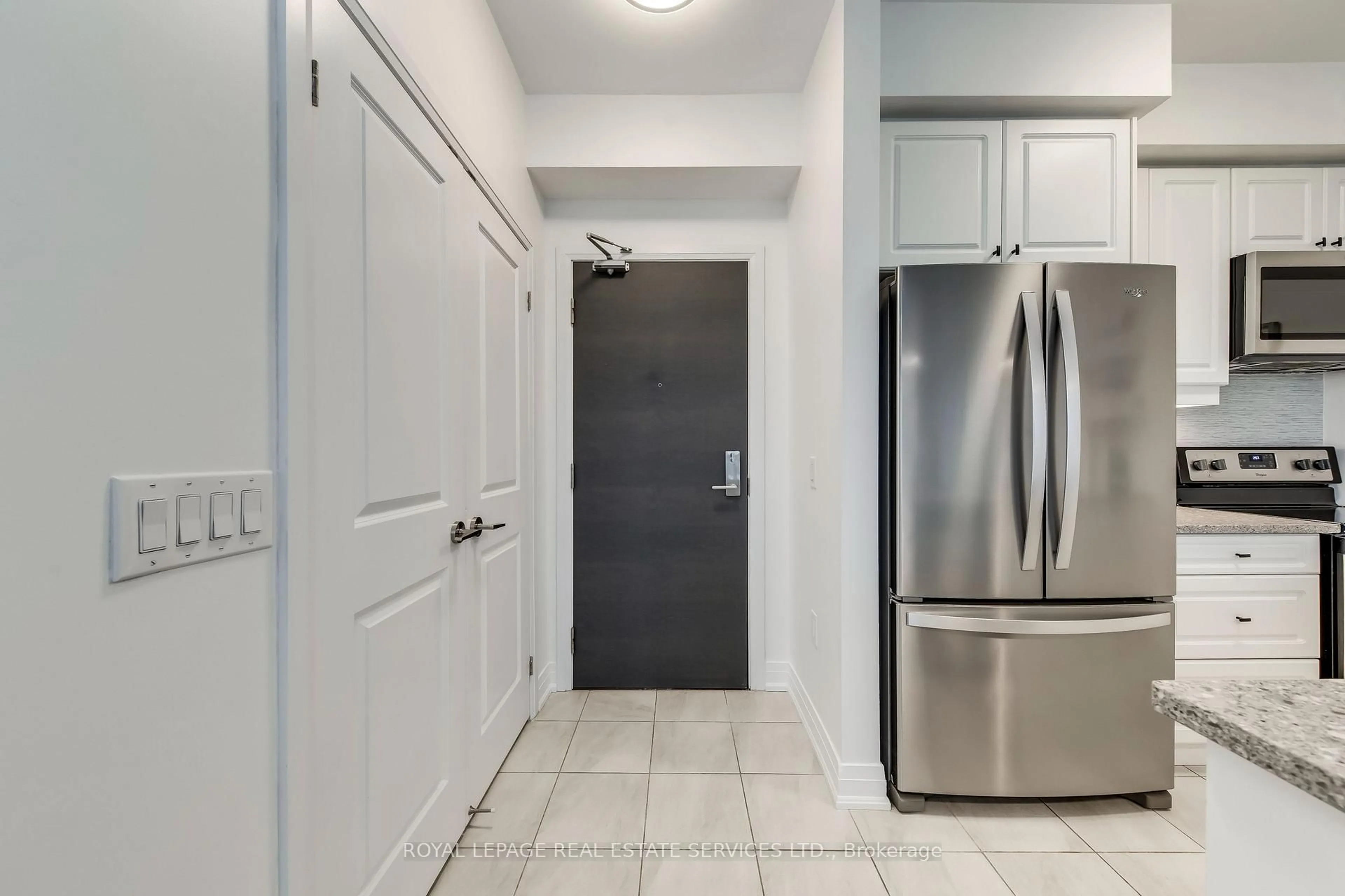 Indoor entryway for 2388 Khalsa Gate #307, Oakville Ontario L6M 4J2